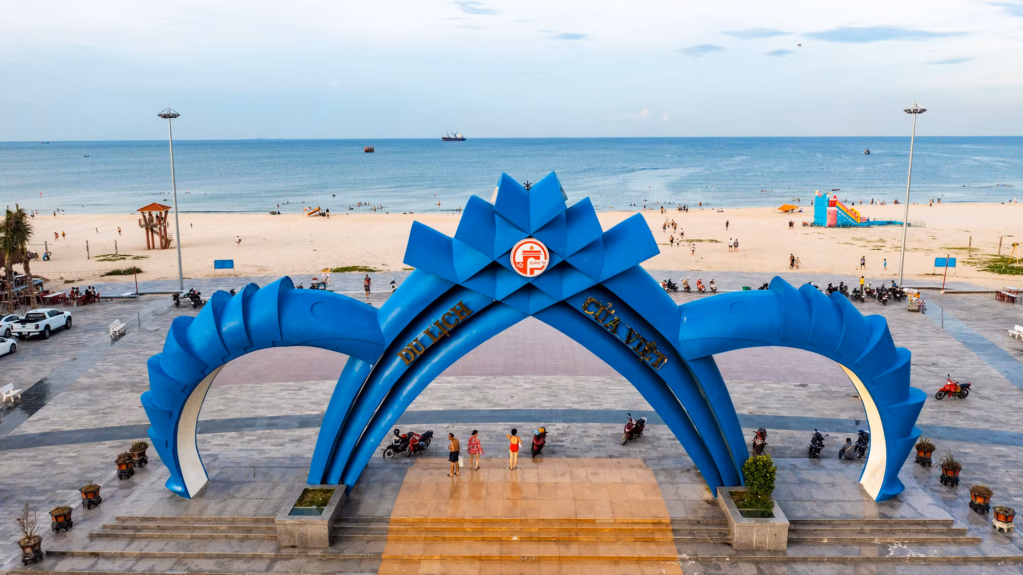 Đến bãi tắm Cửa Việt bạn sẽ được ngắm nhìn cảnh mặt nước trong xanh hòa vào làn mây trời, song song biển là bãi cát trắng phau chạy dài tít tắp như một dải lụa trắng vắt ngang bãi biển.