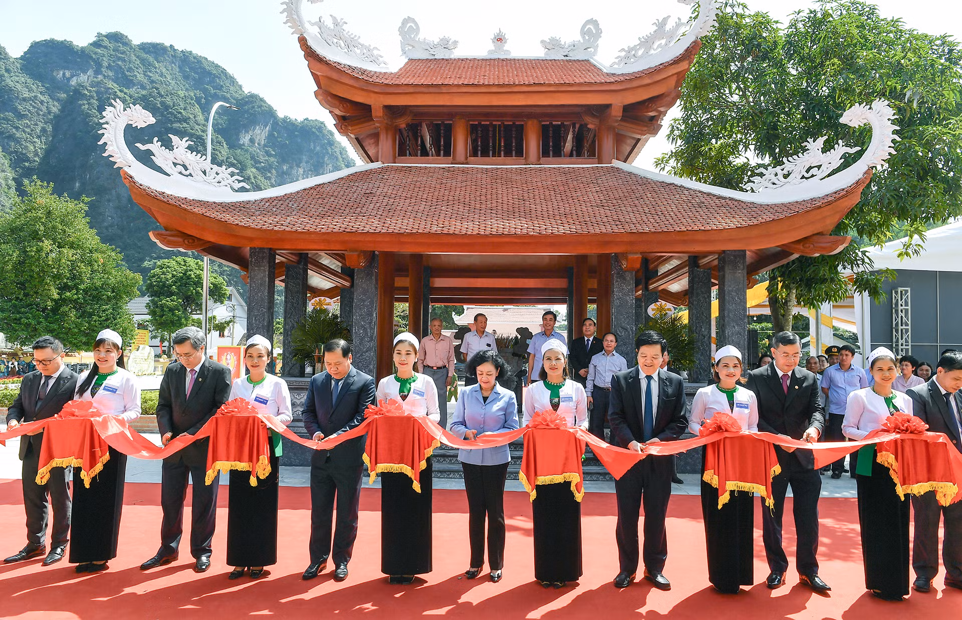 Các đồng chí lãnh đạo cắt băng khánh thành công trình Di tích Bác Hồ về thăm Tập đoàn sản xuất Chí Hòa.
