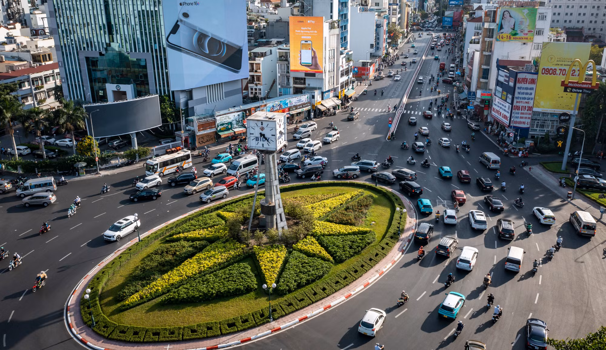 Vòng xoay Điện Biên Phủ là nút giao nằm ở khu trung tâm Thành phố Hồ Chí Minh, được xem như một biểu tượng của thành phố với tháp đồng hồ lâu đời, là điểm giao cắt của hai tuyến đường lớn - Điện Biên Phủ và Nguyễn Bỉnh Khiêm, kết nối giao thông giữa cửa ngõ phía đông với trung tâm thành phố. Vòng xoay Điện Biên Phủ là nút giao nằm ở khu trung tâm Thành phố Hồ Chí Minh, được xem như một biểu tượng của thành phố với tháp đồng hồ lâu đời, là điểm giao cắt của hai tuyến đường lớn - Điện Biên Phủ và Nguyễn Bỉnh Khiêm, kết nối giao thông giữa cửa ngõ phía đông với trung tâm thành phố.