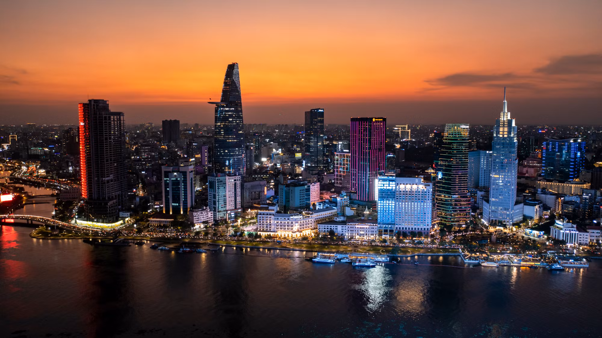 Thành phố Hồ Chí Minh đổi thay mạnh mẽ với các công trình kiến trúc hiện đại, mang tầm thế kỷ bên sông Sài Gòn. Thành phố Hồ Chí Minh đổi thay mạnh mẽ với các công trình kiến trúc hiện đại, mang tầm thế kỷ bên sông Sài Gòn.