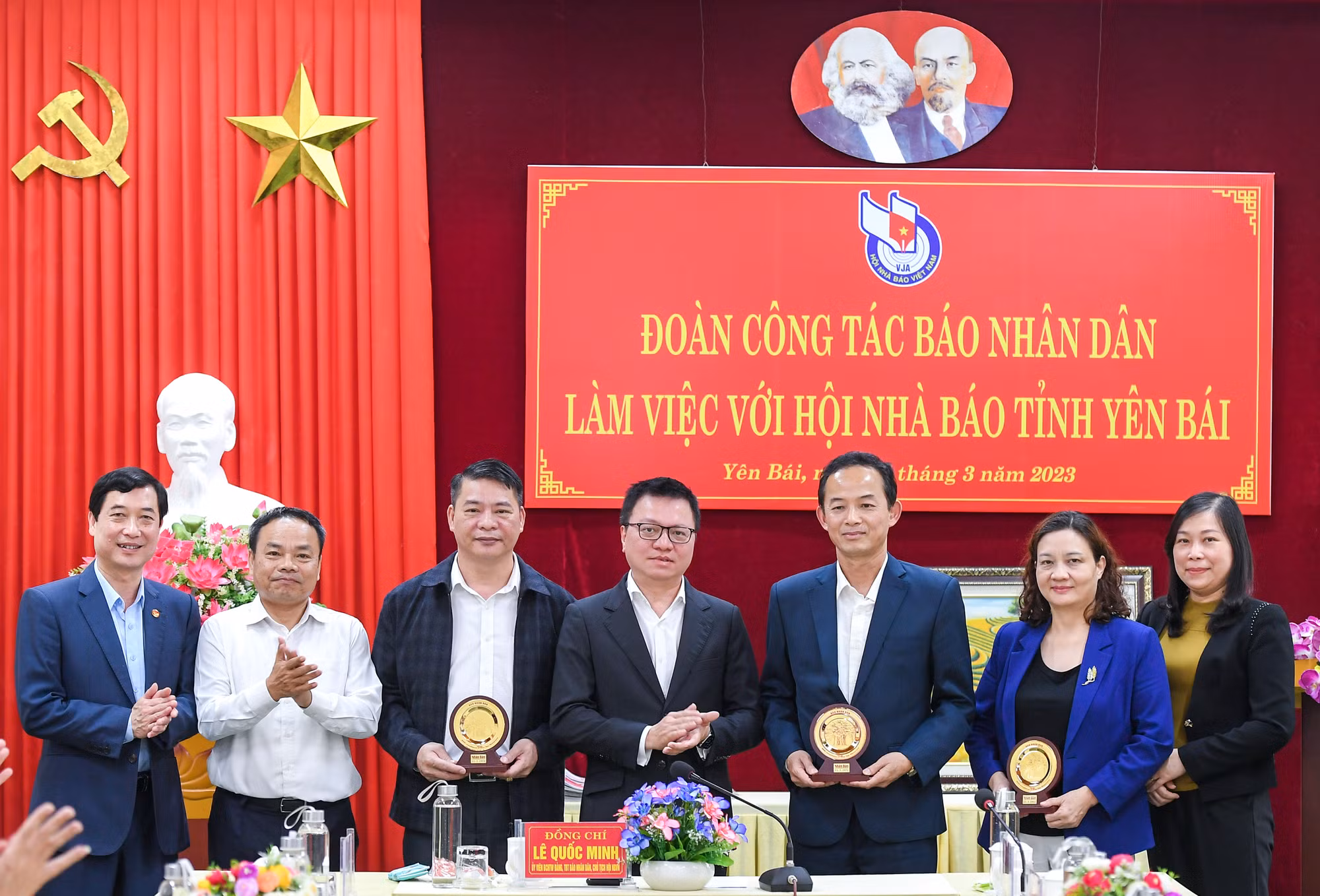 Nhân dịp này, Đoàn công tác Báo Nhân Dân tặng biểu trưng cây đa Báo Nhân Dân cho Hội Nhà báo tỉnh Yên Bái và các cơ quan báo chí. Nhân dịp này, Đoàn công tác Báo Nhân Dân tặng biểu trưng cây đa Báo Nhân Dân cho Hội Nhà báo tỉnh Yên Bái và các cơ quan báo chí.