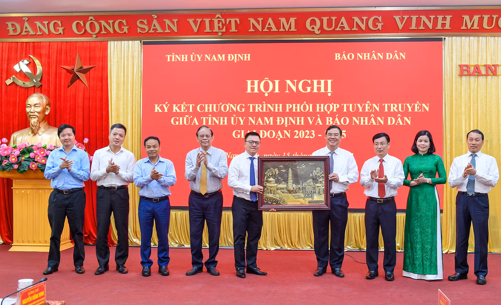 Đồng chí Phạm Gia Túc, Bí thư Tỉnh ủy Nam Định đại diện tỉnh tặng bức tranh tháp Phổ Minh cho Đoàn công tác Báo Nhân Dân.