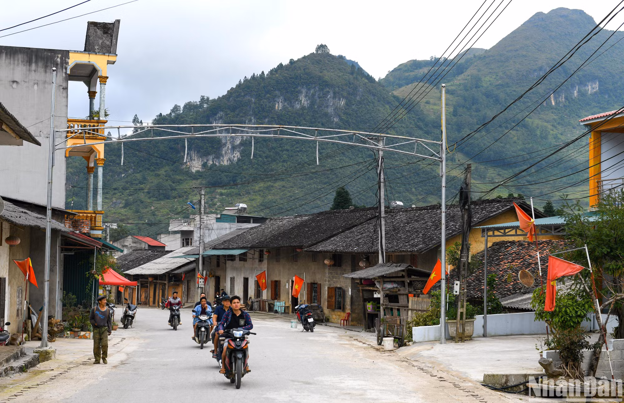 Thị trấn Phó Bảng nằm sâu bên trong thung lũng đá tai mèo này là nơi sinh sống của người Mông, người Hoa là chủ yếu. Chỉ cách tuyến đường quen thuộc Yên Minh - Đồng Văn khoảng 5km nhưng lại là điểm đến được ít người biết đến. Có lẽ chính vì điều đó mà đến bây giờ, Phó Bảng vẫn là một thị trấn miền núi yên bình, vắng bóng du khách và vẫn giữ trọn vẹn nét đẹp của nó. Thị trấn Phó Bảng nằm sâu bên trong thung lũng đá tai mèo này là nơi sinh sống của người Mông, người Hoa là chủ yếu. Chỉ cách tuyến đường quen thuộc Yên Minh - Đồng Văn khoảng 5km nhưng lại là điểm đến được ít người biết đến. Có lẽ chính vì điều đó mà đến bây giờ, Phó Bảng vẫn là một thị trấn miền núi yên bình, vắng bóng du khách và vẫn giữ trọn vẹn nét đẹp của nó.