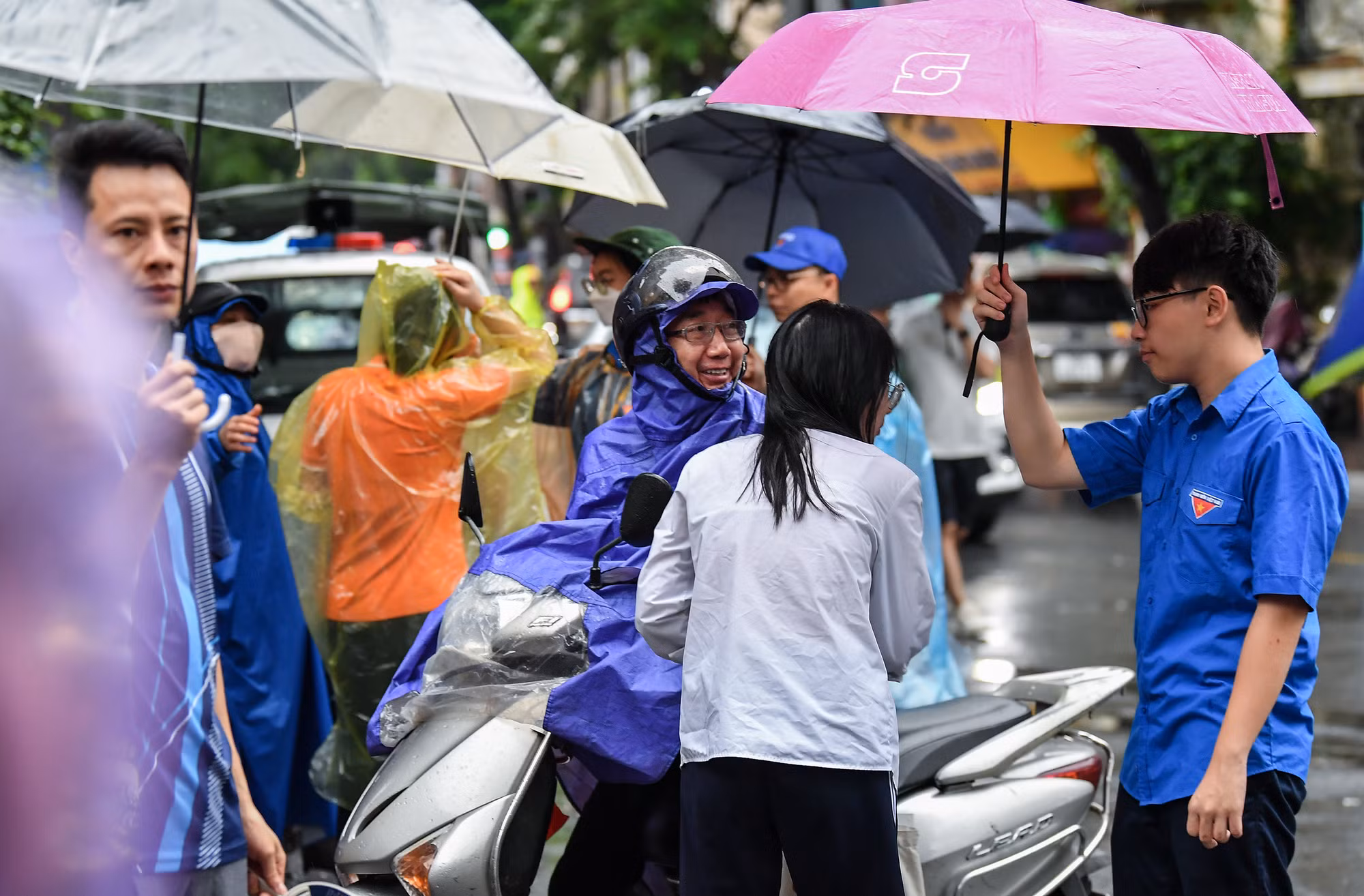Dù trời mưa, thời tiết không được thuận lợi, nhưng không làm nản chí tinh thần của thí sinh dự thi. Dù trời mưa, thời tiết không được thuận lợi, nhưng không làm nản chí tinh thần của thí sinh dự thi.