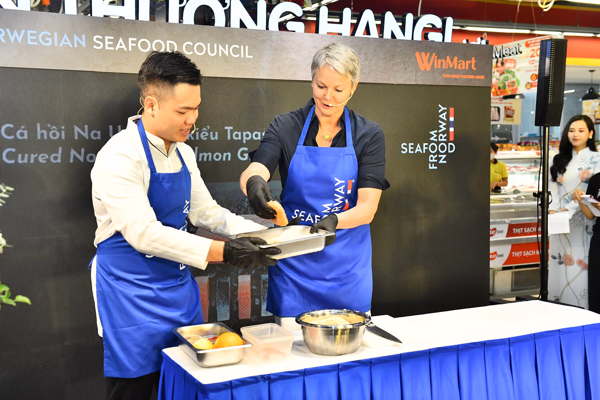 [Ảnh] Đại sứ Na Uy chế biến món cá hồi mời thực khách