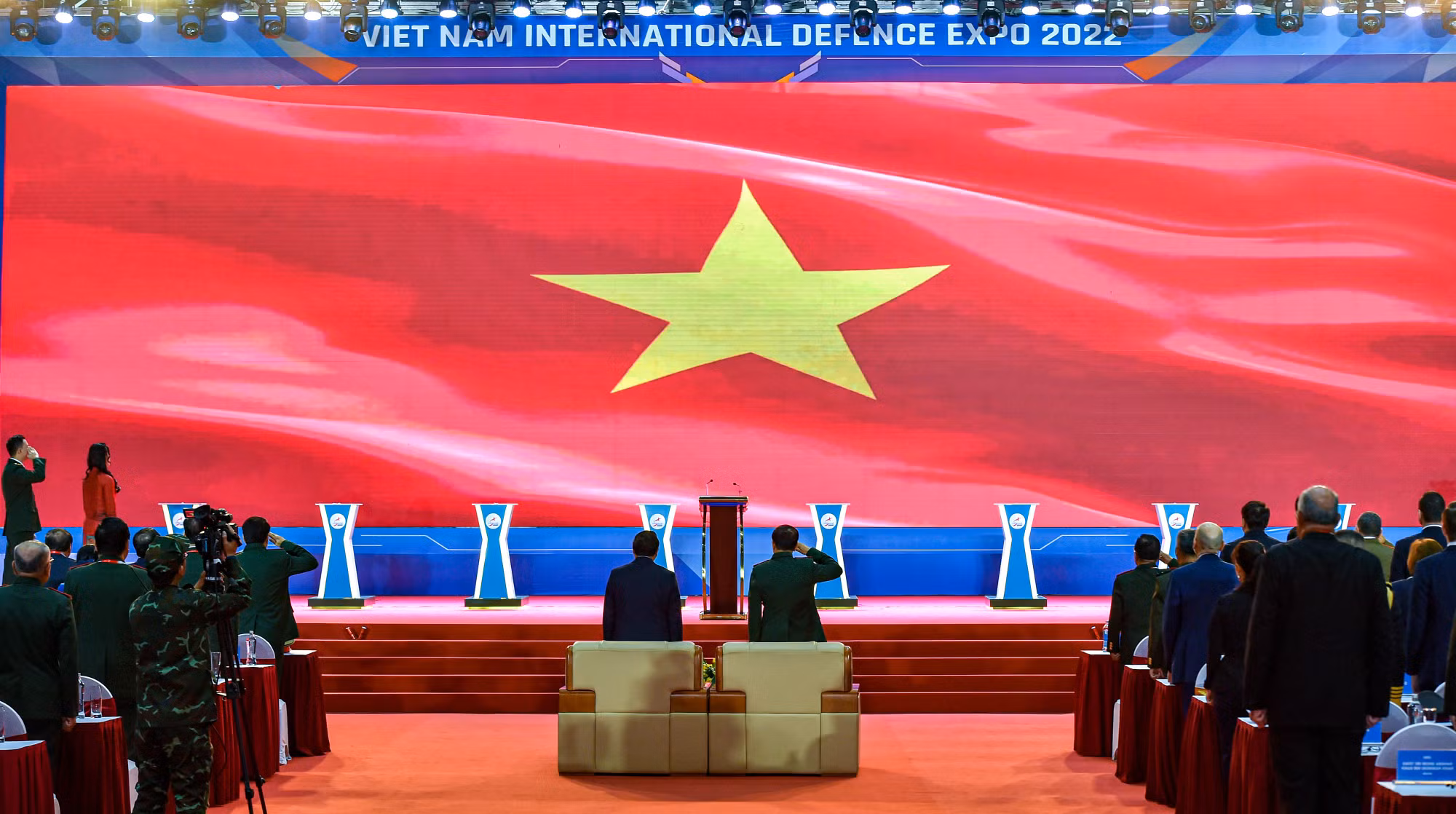 Các đại biểu thực hiện nghi lễ chào cờ tại lễ khai mạc triển lãm. Các đại biểu thực hiện nghi lễ chào cờ tại lễ khai mạc triển lãm.
