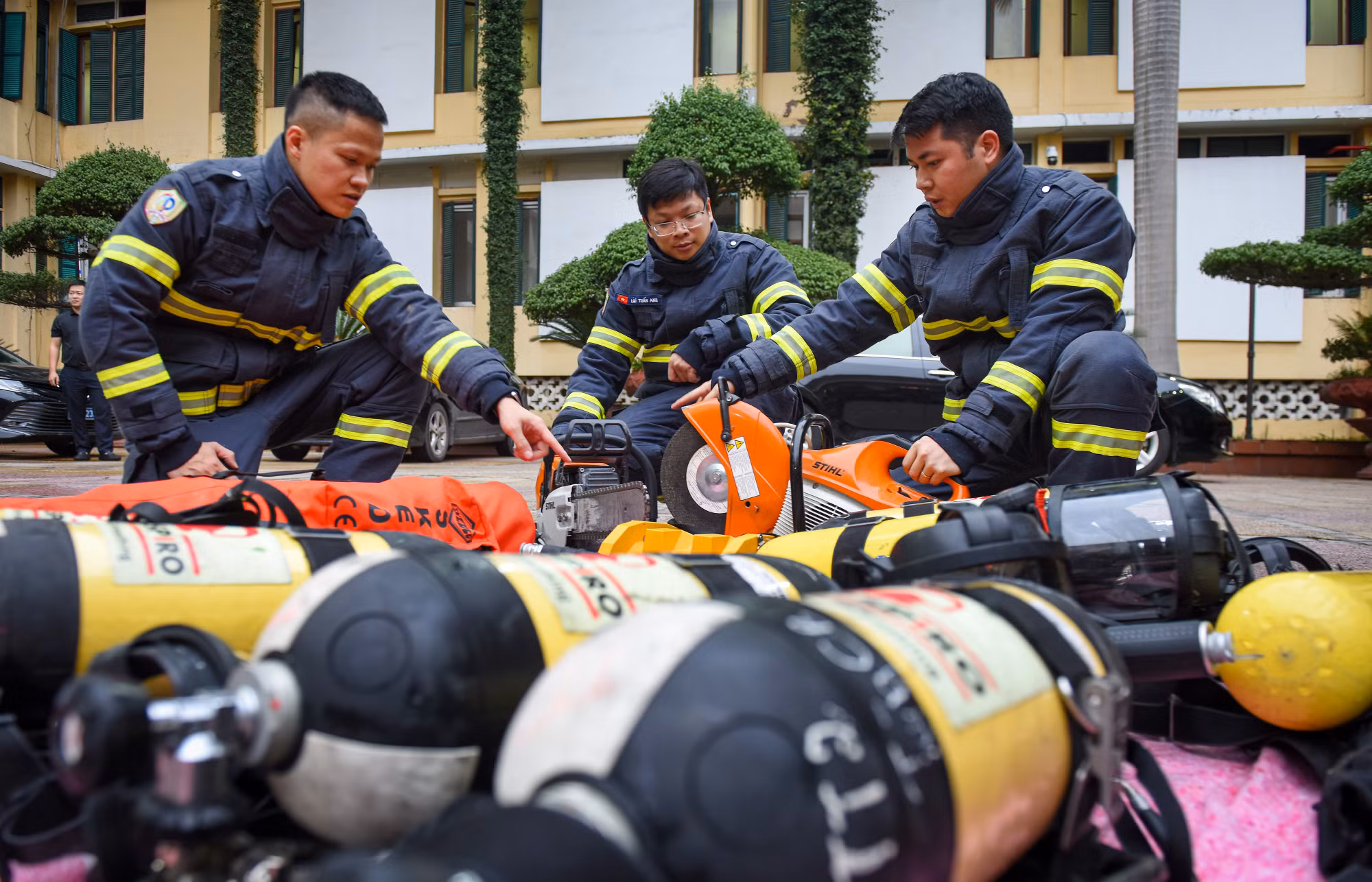 Cán bộ, chiến sĩ Đoàn công tác Bộ Công an đi cứu nạn, cứu hộ tại Thổ Nhĩ Kỳ chuẩn bị trang thiết bị chuyên dụng sẵn sàng lên đường làm nhiệm vụ. Cán bộ, chiến sĩ Đoàn công tác Bộ Công an đi cứu nạn, cứu hộ tại Thổ Nhĩ Kỳ chuẩn bị trang thiết bị chuyên dụng sẵn sàng lên đường làm nhiệm vụ.