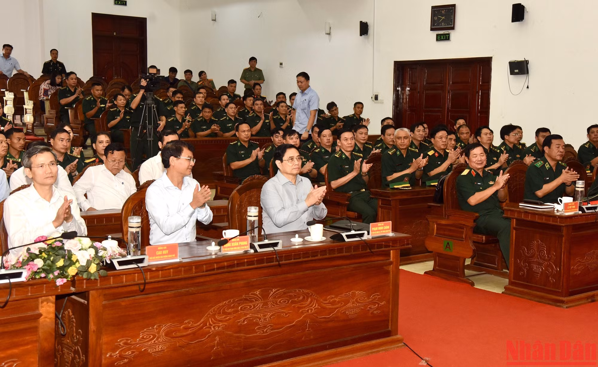 Thủ tướng Phạm Minh Chính và các đại biểu tại buổi làm việc. Thủ tướng Phạm Minh Chính và các đại biểu tại buổi làm việc.