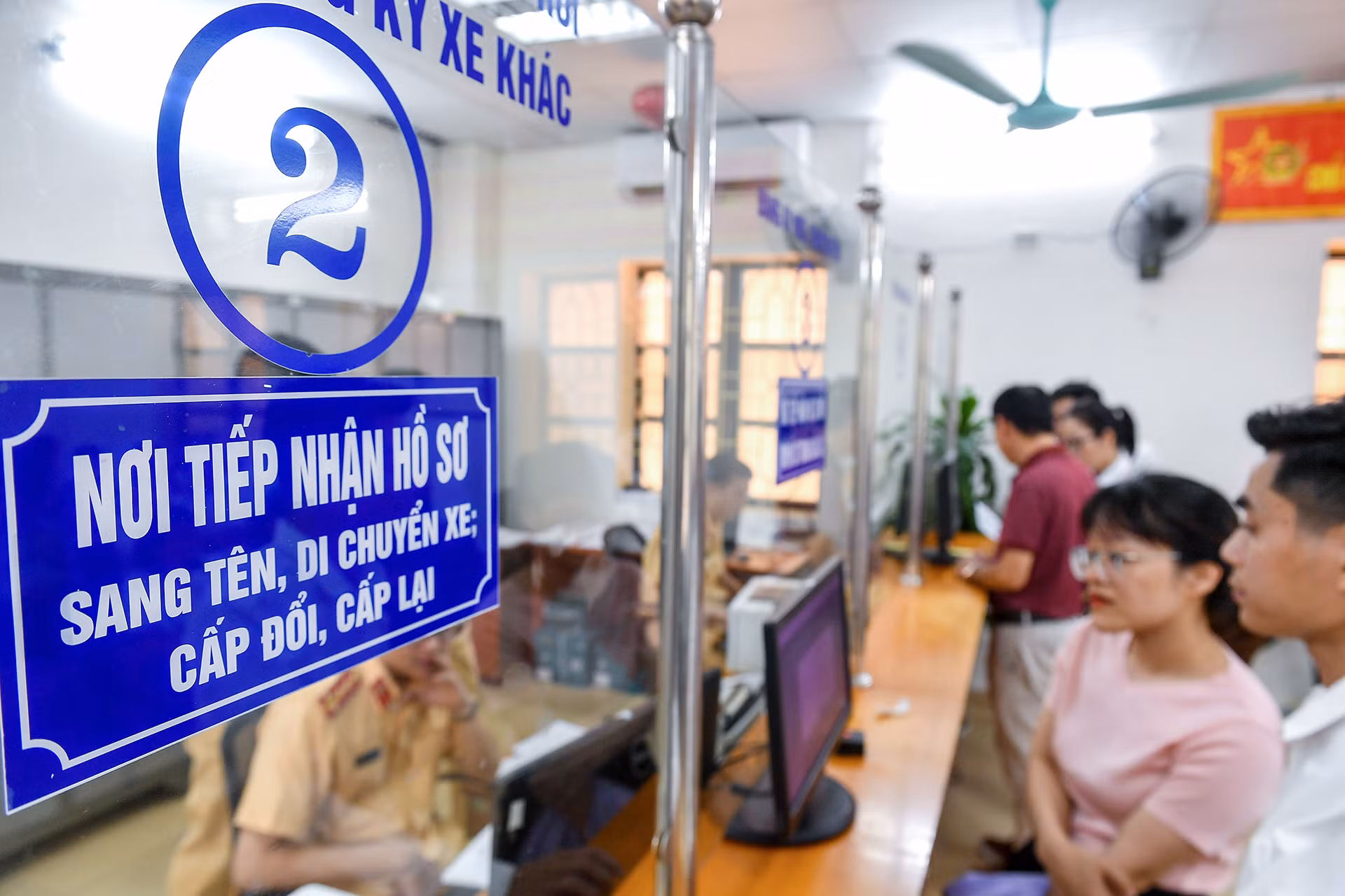 Theo Thông tư 24, hồ sơ, thủ tục đăng ký sang tên xe gồm: Giấy tờ của chủ xe; giấy khai đăng ký xe, trong đó ghi rõ quá trình mua bán và cam kết, chịu trách nhiệm về nguồn gốc hợp pháp của xe; chứng từ chuyển quyền sở hữu xe của chủ xe và chứng từ chuyển quyền sở hữu xe của người bán cuối cùng (nếu có); chứng từ lệ phí trước bạ theo quy định; chứng nhận thu hồi đăng ký, biển số xe (có dán bản chà số máy, số khung xe và đóng dấu giáp lai của cơ quan đăng ký xe trên bản chà số máy, số khung xe).