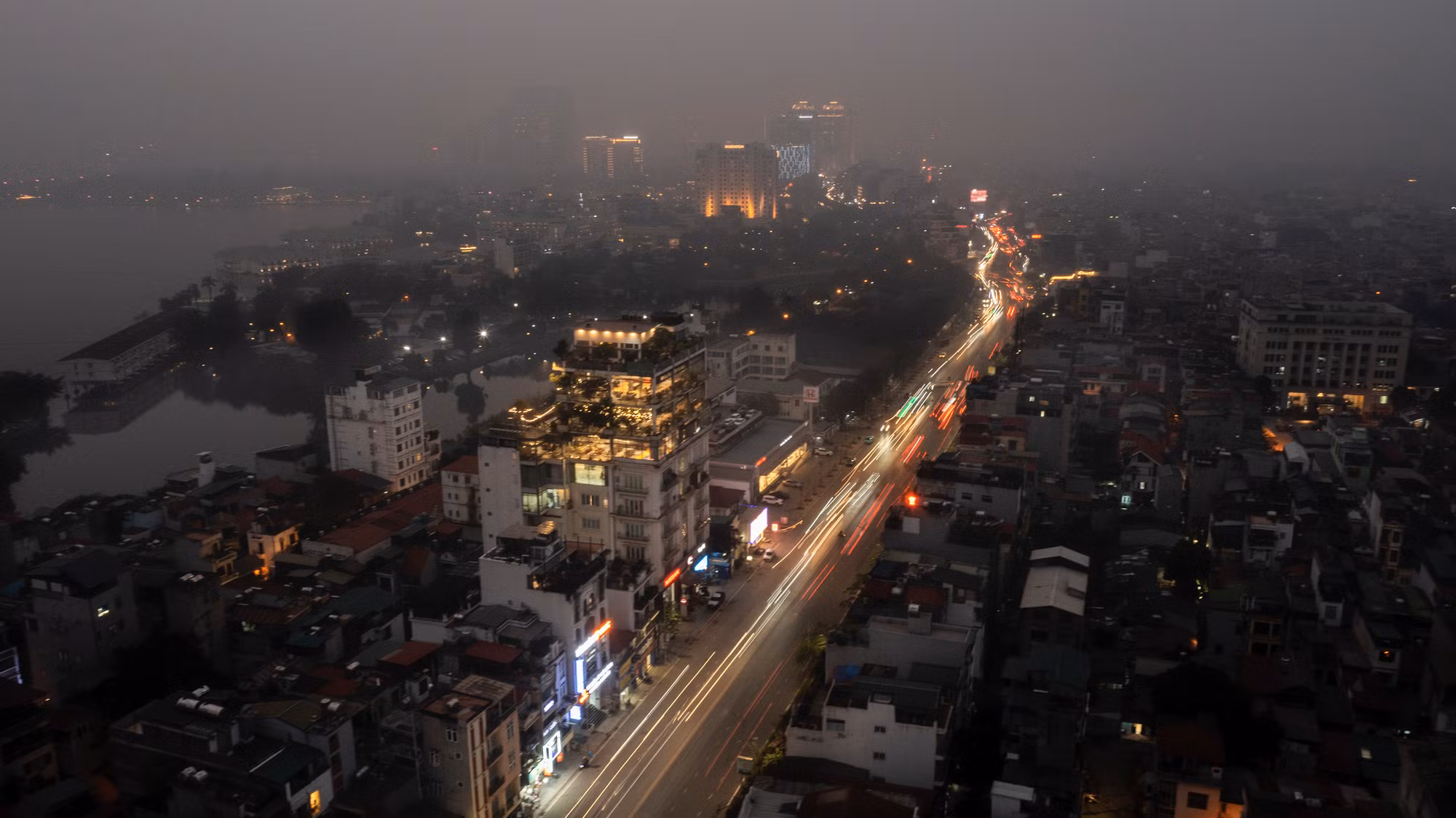 [Ảnh] Thành phố Hà Nội mù sương do ô nhiễm không khí ngày cuối năm ảnh 15