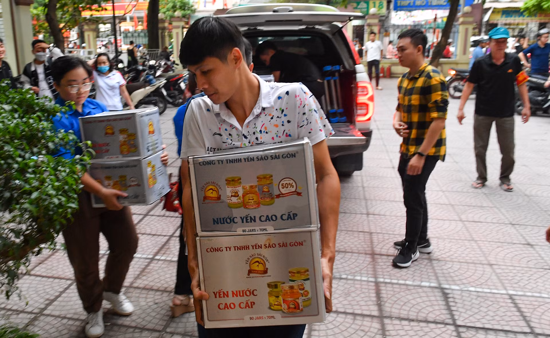 Không chỉ là tiền mà những hiện vật, hàng tiêu dùng để giúp cho những người gặp nạn sớm ổn định cuộc sống. Không chỉ là tiền mà những hiện vật, hàng tiêu dùng để giúp cho những người gặp nạn sớm ổn định cuộc sống.