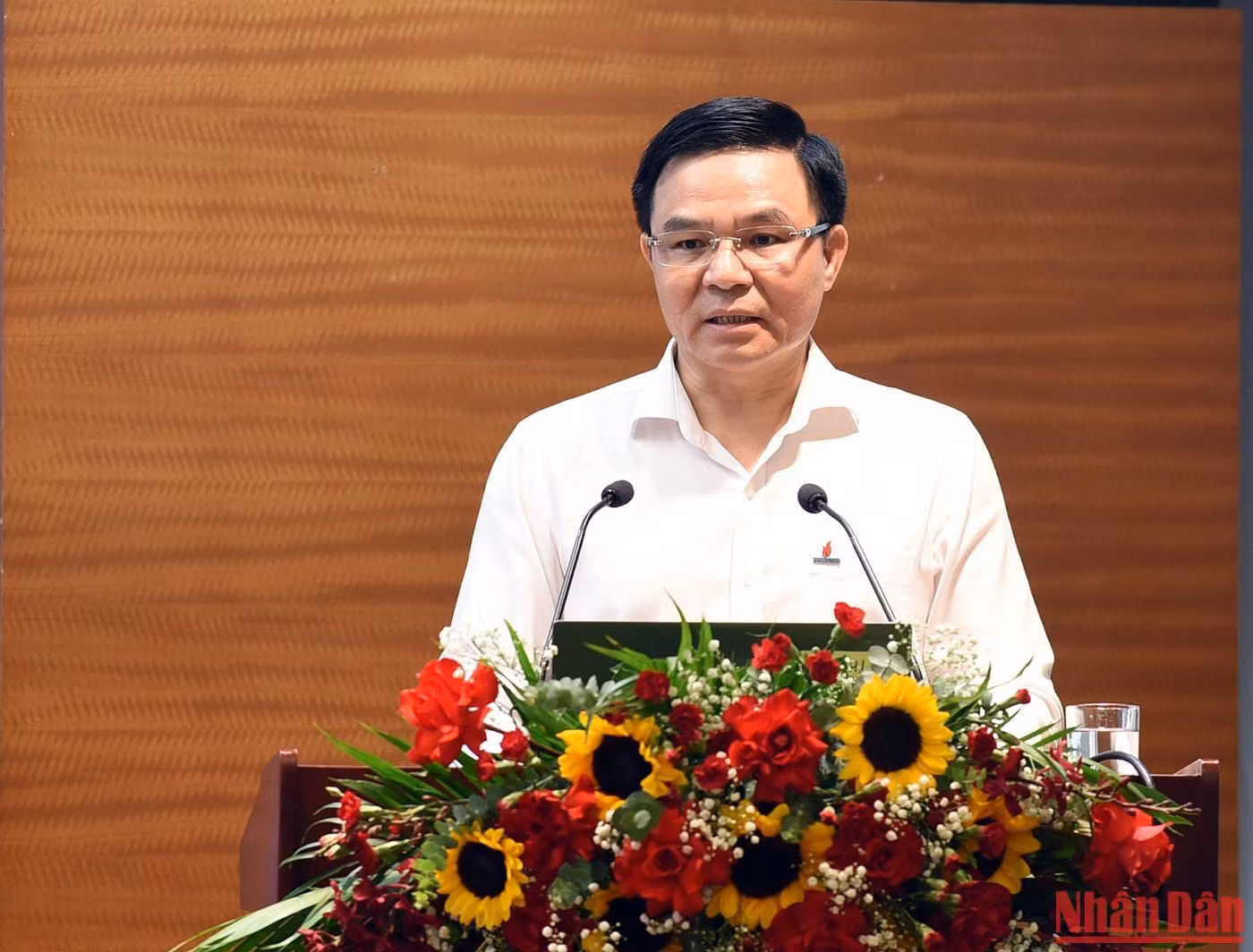 Tổng Giám đốc Petrovietnam Lê Mạnh Hùng trình bày báo cáo về tình hình hoạt động của Tập đoàn.