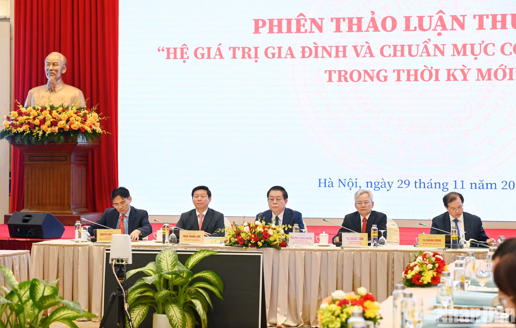 Đoàn chủ tọa điều hành phiên thảo luận thứ nhất. (Ảnh: THÀNH ĐẠT) Đoàn chủ tọa điều hành phiên thảo luận thứ nhất. (Ảnh: THÀNH ĐẠT)