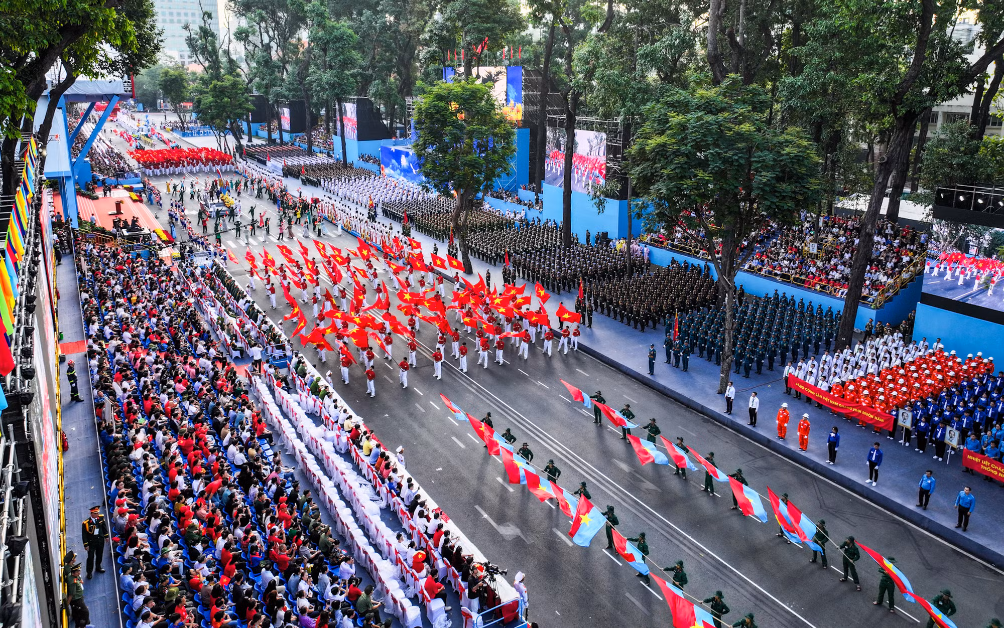 Nghi thức diễu binh, diễu hành tại lễ Tổng duyệt kỷ niệm 50 năm Ngày Giải phóng miền nam, thống nhất đất nước nhìn từ trên cao.