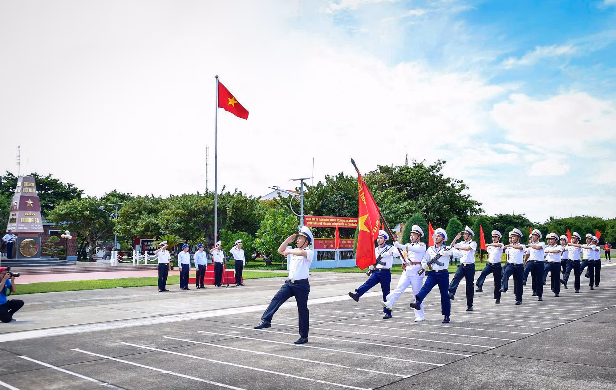 [Ảnh] Xúc động, tự hào buổi lễ chào cờ và duyệt đội ngũ trên đảo Trường Sa ảnh 16