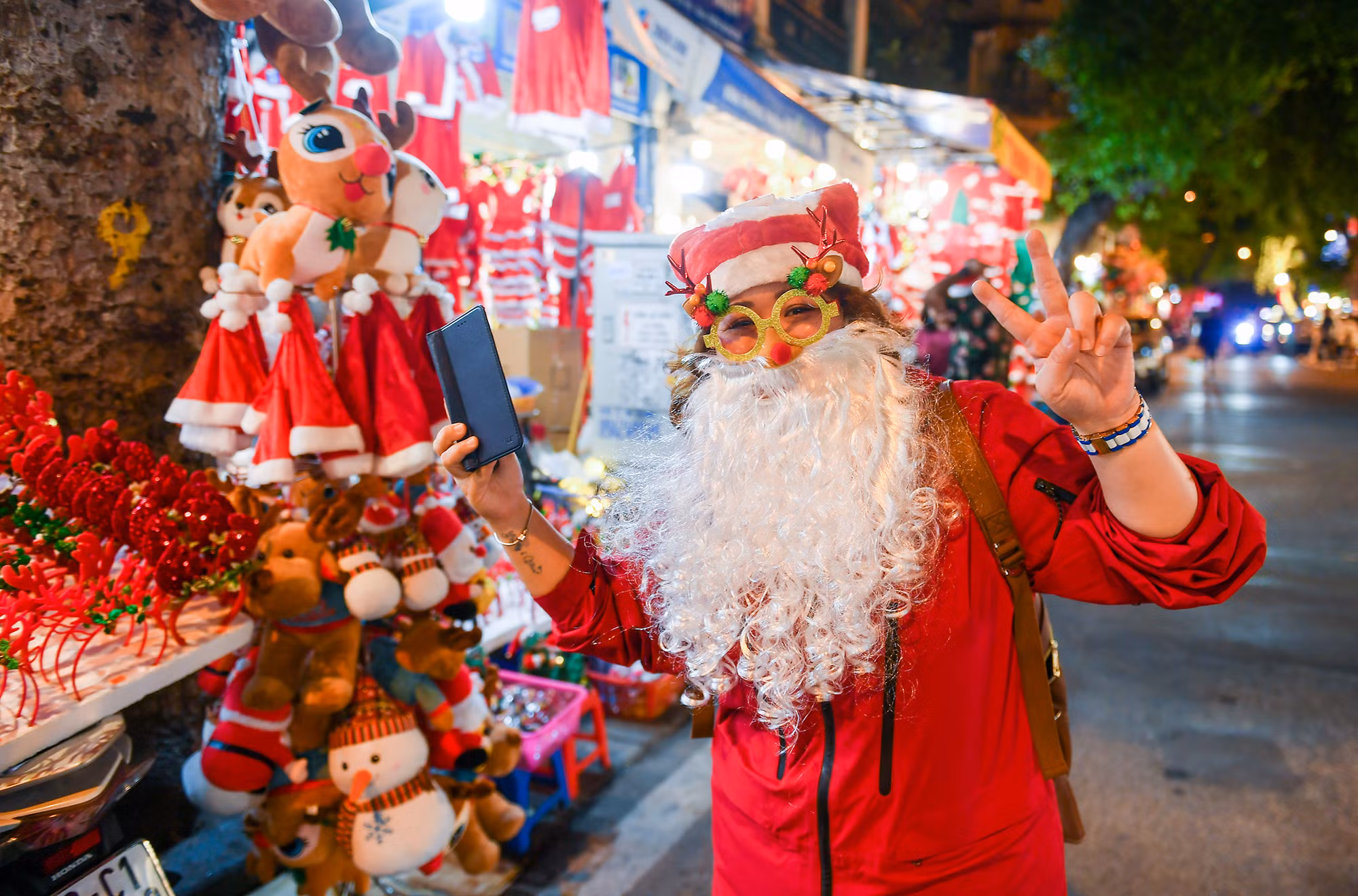 Nhiều du khách nước ngoài đổ dồn về đây để mua sắm và cảm nhận không khí Noel đang đến gần.