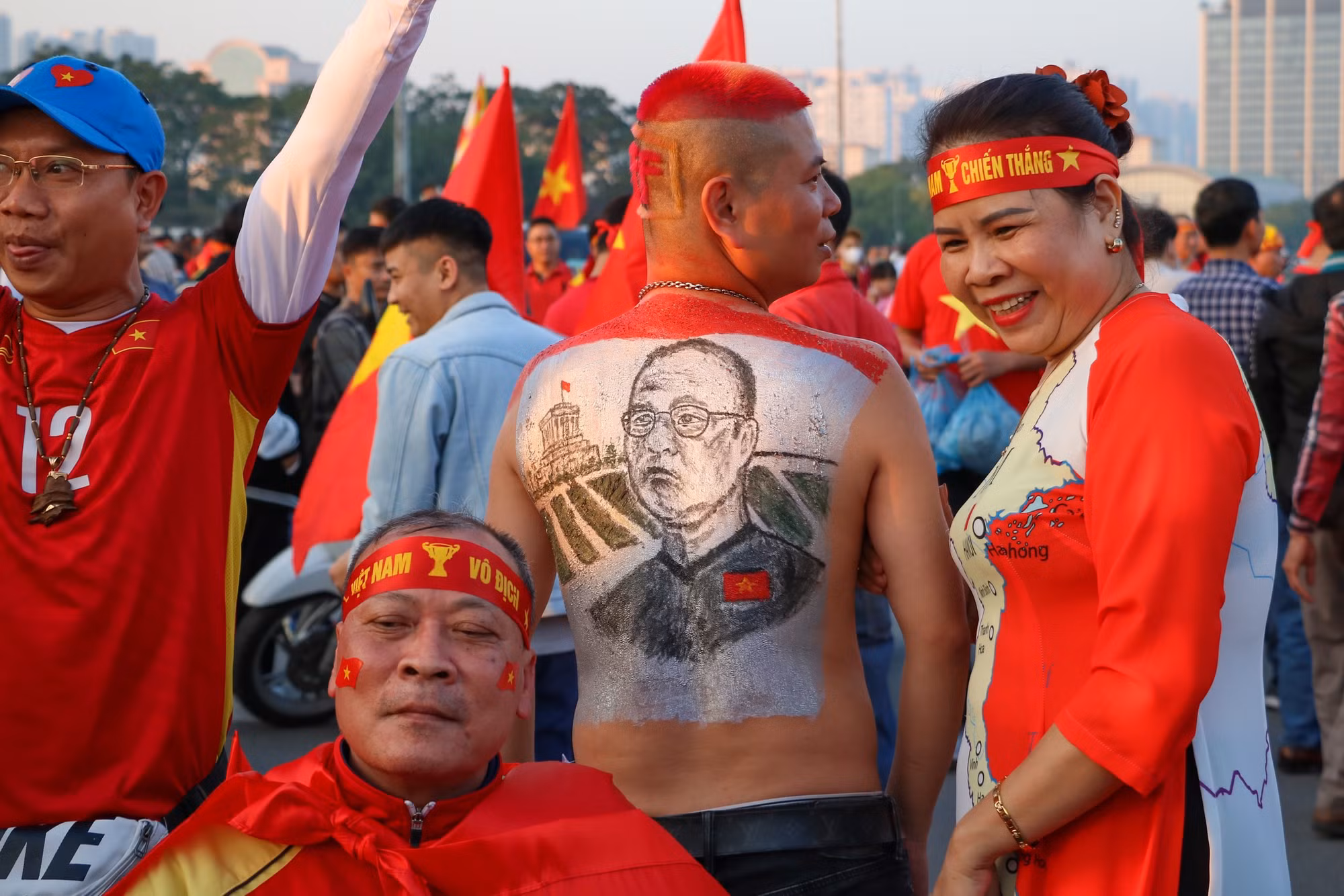 Một cổ động viên của đội tuyển Việt Nam có mái tóc “độc lạ” thể hiện niềm yêu mến đối với HLV Park Hang Seo.
