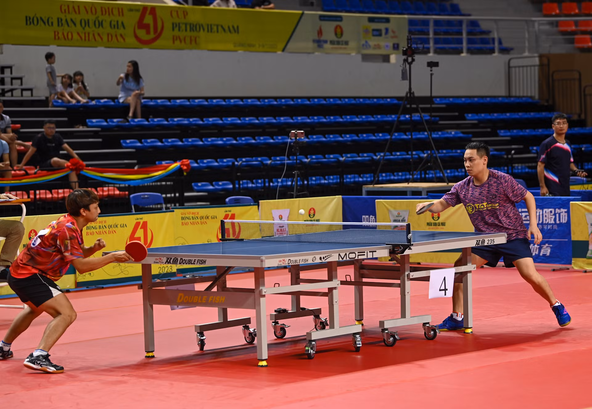 Tay vợt “đàn anh” Lê Tiến Đạt (CLB Hà Nội T&amp;T) giành thắng lợi 1-0 trong séc đầu tiên trước Đỗ Tuấn Kiệt (Hà Nội).