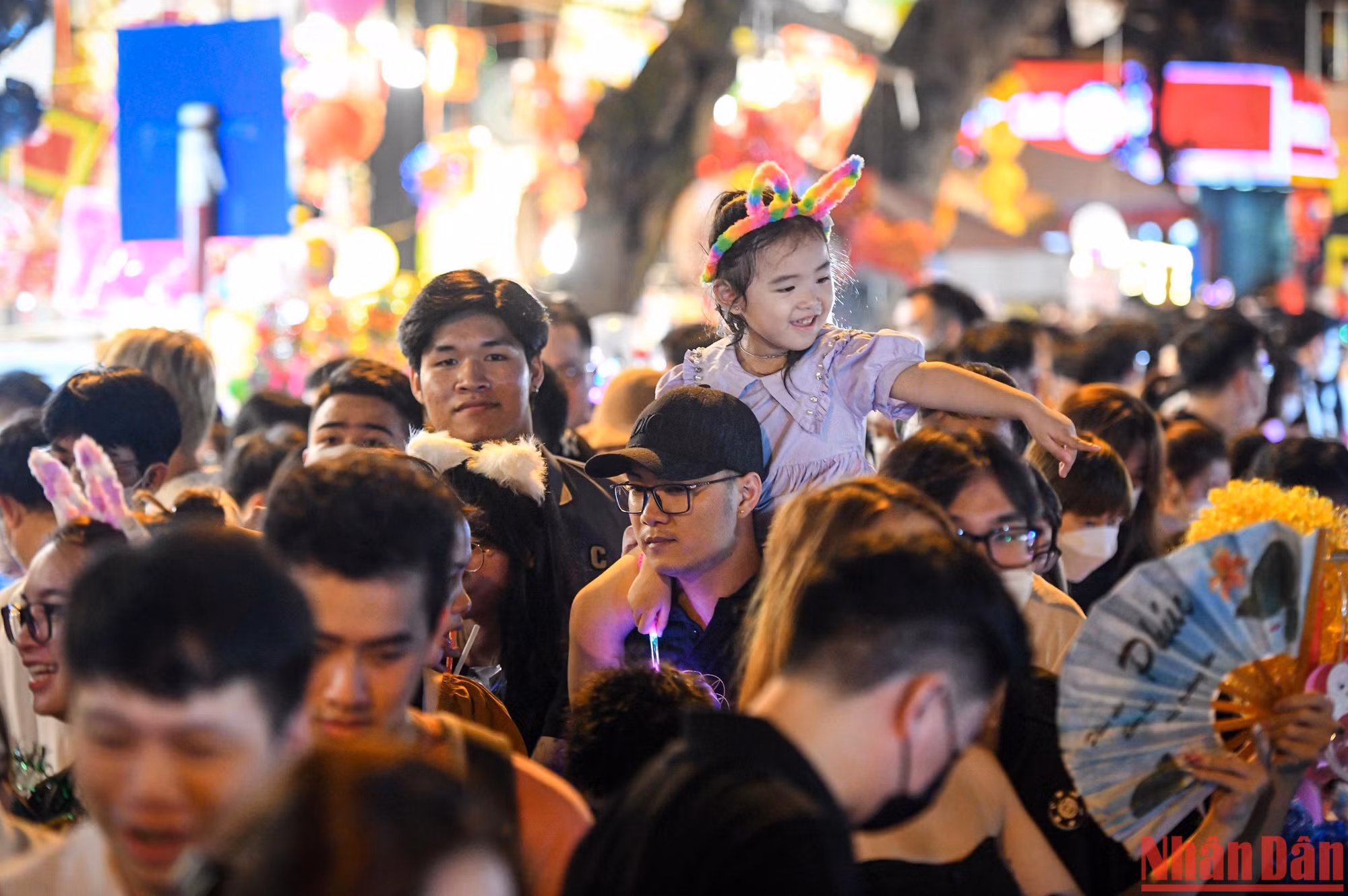 "Con muốn đồ chơi này, con muốn mua cái đèn ông sao kia...", các ông bố chẳng thể làm gì khác giữa dòng người chen nhau chật cứng.