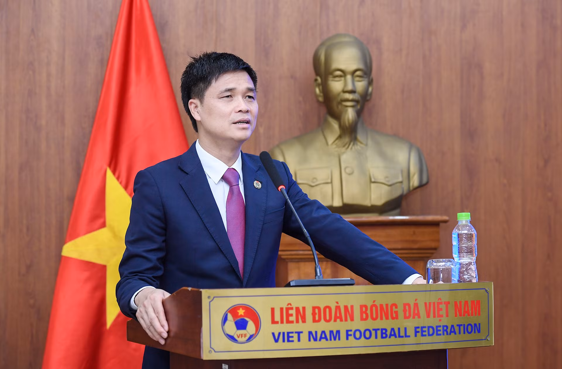 Ông Ngọ Duy Hiểu, Phó Chủ tịch Tổng Liên đoàn Lao động Việt Nam, Chủ tịch Công đoàn Viên chức Việt Nam cũng bày tỏ vui mừng và tự hào về thành tích mà Đoàn Thể thao Việt Nam nói chung và Đội tuyển nữ Việt Nam cùng vận động viên Nguyễn Thị Oanh nói riêng. “Các cầu thủ, vận động viên đã khổ luyện vượt qua khó khăn. Trên tư cách đoàn viên Công đoàn, các bạn đã thể hiện xuất sắc, ý chí lao động bền bỉ. HLV Mai Đức Chung cũng đã truyền cảm hứng nhiều cho đội ngũ công chức, viên chức trong nhiệm vụ của mình. Chúng tôi xin trân trọng cảm ơn, ghi nhận nỗ lực đem về vinh quang cho thể thao nước nhà của vận động viên Nguyễn Thị Oanh và Đội tuyển nữ Việt Nam” Ông Ngọ Duy Hiểu, Phó Chủ tịch Tổng Liên đoàn Lao động Việt Nam, Chủ tịch Công đoàn Viên chức Việt Nam cũng bày tỏ vui mừng và tự hào về thành tích mà Đoàn Thể thao Việt Nam nói chung và Đội tuyển nữ Việt Nam cùng vận động viên Nguyễn Thị Oanh nói riêng. “Các cầu thủ, vận động viên đã khổ luyện vượt qua khó khăn. Trên tư cách đoàn viên Công đoàn, các bạn đã thể hiện xuất sắc, ý chí lao động bền bỉ. HLV Mai Đức Chung cũng đã truyền cảm hứng nhiều cho đội ngũ công chức, viên chức trong nhiệm vụ của mình. Chúng tôi xin trân trọng cảm ơn, ghi nhận nỗ lực đem về vinh quang cho thể thao nước nhà của vận động viên Nguyễn Thị Oanh và Đội tuyển nữ Việt Nam”