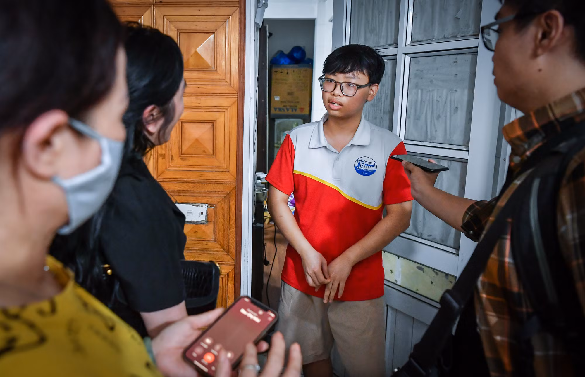 Tổ công tác tiến hành tuyên truyền về kiến thức phòng cháy, chữa cháy cho khách thuê trọ. Tổ công tác tiến hành tuyên truyền về kiến thức phòng cháy, chữa cháy cho khách thuê trọ.