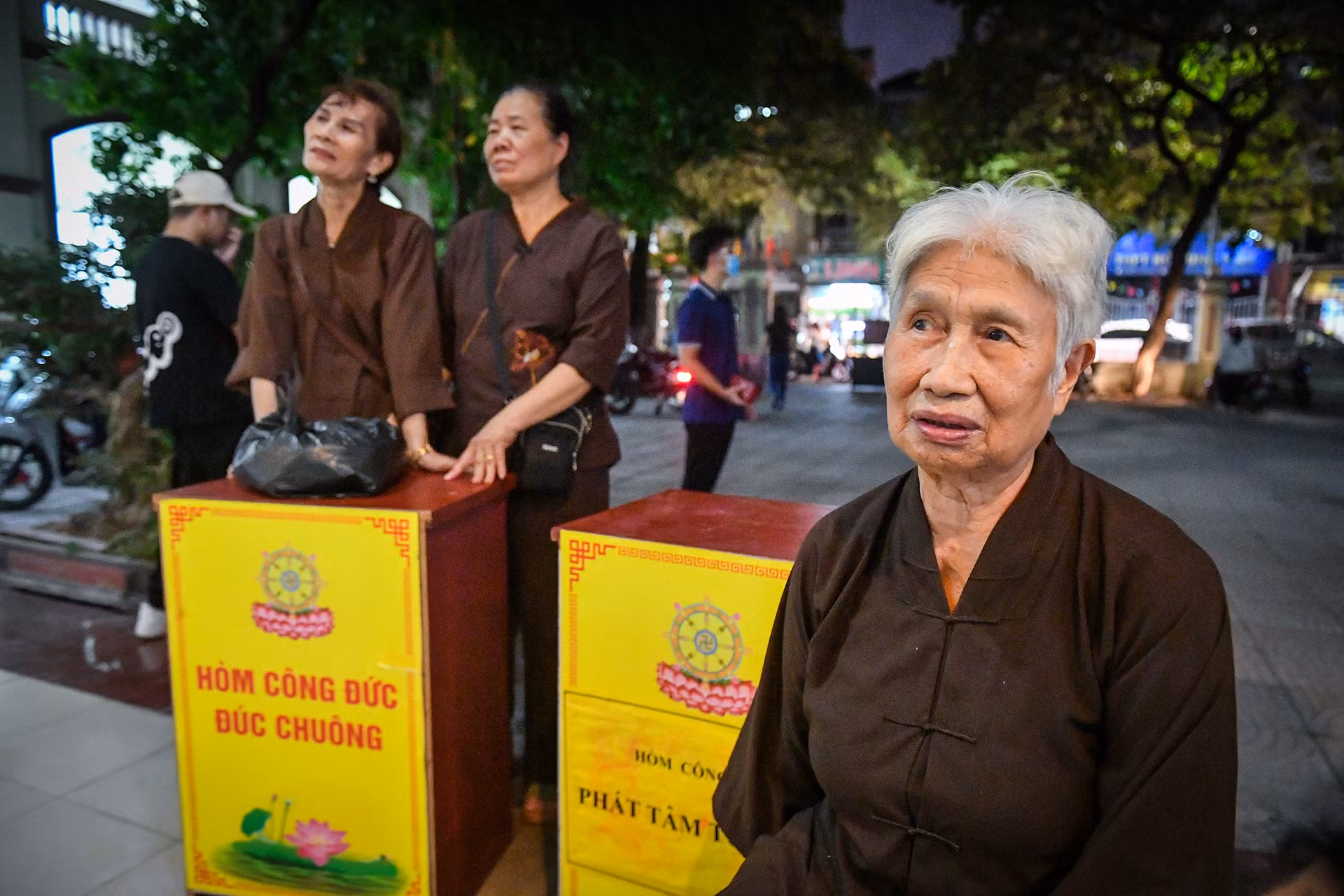 Cụ bà Dương Thị Tí, chấp tác tại chùa Phụng Lộc chia sẻ: "Toàn bộ số tiền phật tử công đức trong sáng ngày 15/9 (mùng 1/8 âm lịch) được chuyển đến Ủy ban Mặt trận Tổ quốc phường. Được biết, chùa sẽ tổ chức cầu siêu cho các nạn nhân sau khi có các thông tin cụ thể về tên tuổi, nơi an nghỉ của người đã khuất". Cụ bà Dương Thị Tí, chấp tác tại chùa Phụng Lộc chia sẻ: "Toàn bộ số tiền phật tử công đức trong sáng ngày 15/9 (mùng 1/8 âm lịch) được chuyển đến Ủy ban Mặt trận Tổ quốc phường. Được biết, chùa sẽ tổ chức cầu siêu cho các nạn nhân sau khi có các thông tin cụ thể về tên tuổi, nơi an nghỉ của người đã khuất".
