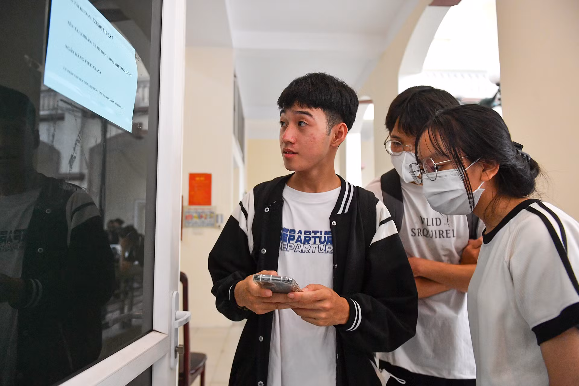 Các bạn trẻ là học sinh, sinh viên cũng trích 1 phần tiền tiết kiệm của mình để ủng hộ các nạn nhân. Các bạn trẻ là học sinh, sinh viên cũng trích 1 phần tiền tiết kiệm của mình để ủng hộ các nạn nhân.