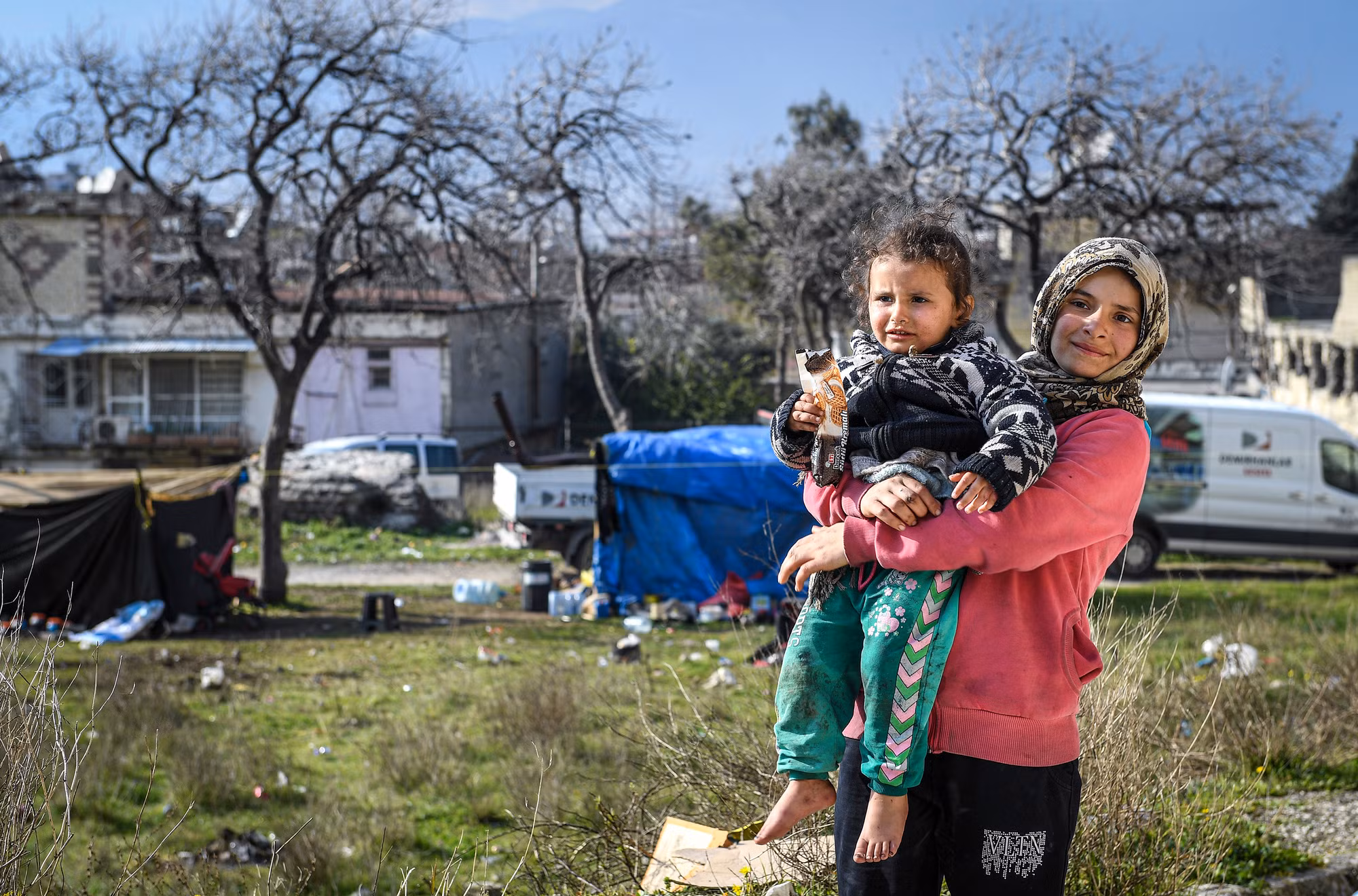 Niềm vui của các em nhỏ người Syria khi cuộc sống đã ổn định trở lại, chúng đã có thể dắt nhau dạo chơi quanh khu lều tạm của mình.