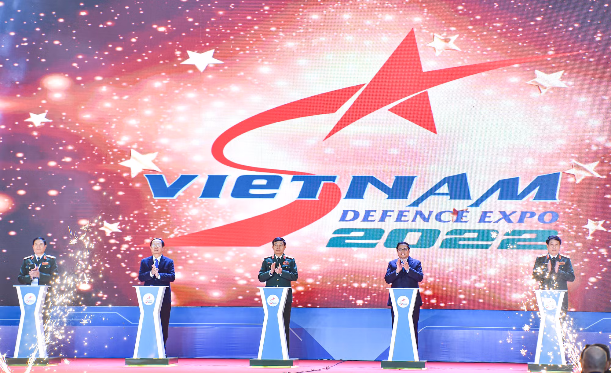 Thủ tướng Phạm Minh Chính và các đại biểu bấm nút khai mạc Triển lãm Quốc phòng quốc tế Việt Nam 2022. Thủ tướng Phạm Minh Chính và các đại biểu bấm nút khai mạc Triển lãm Quốc phòng quốc tế Việt Nam 2022.
