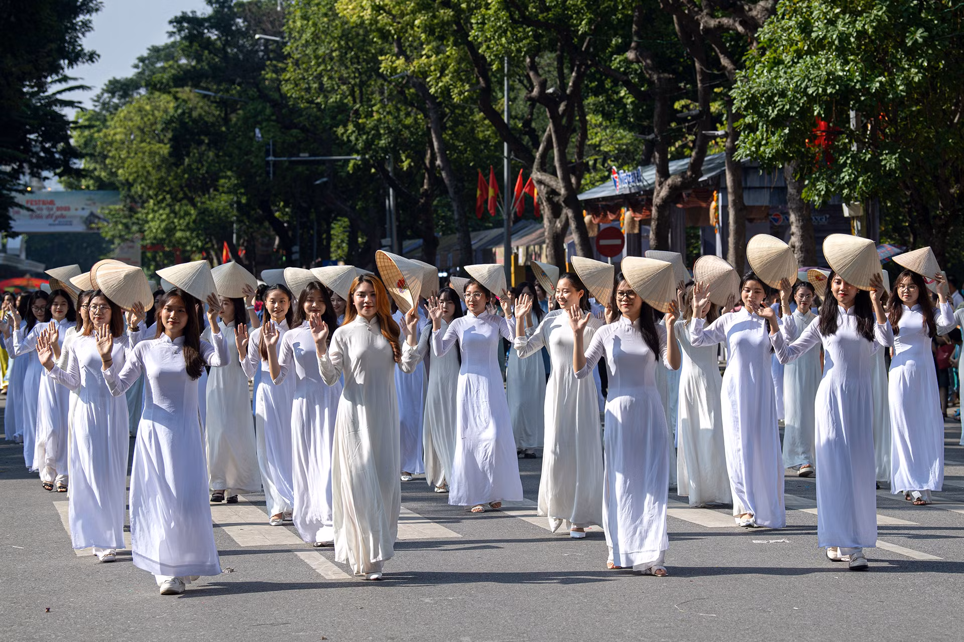 Carnaval sẽ gồm 4 phần: Rạng rỡ sắc Thu - miêu tả những màu sắc của mùa Thu Hà Nội, từ doanh nghiệp cho đến các làng nghề, biểu diễn nghệ thuật đường phố với sự tham gia của các đoàn nghệ thuật, doanh nghiệp và người dân đang sinh sống trên địa bàn Hà Nội.