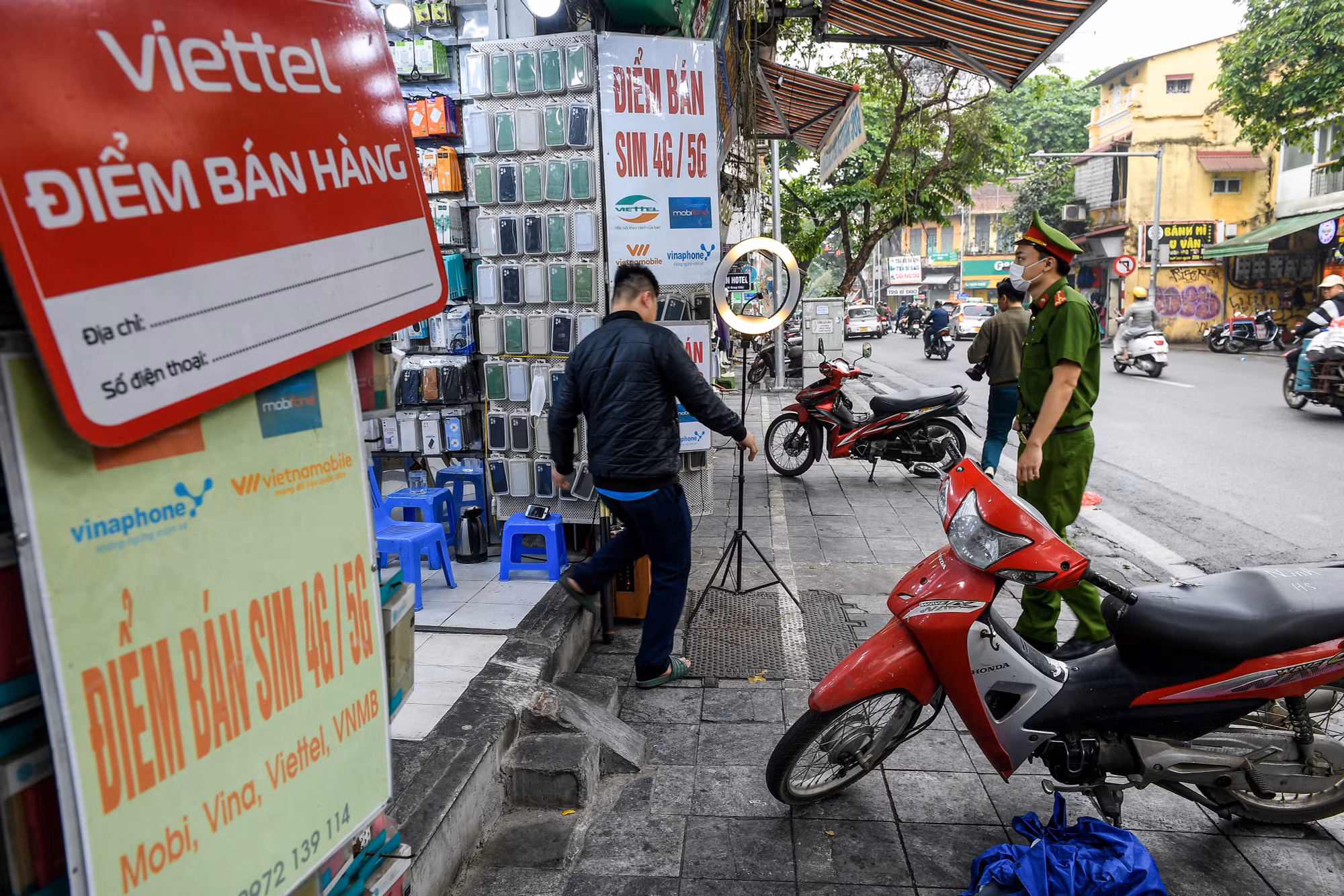 Tại đường Đồng Xuân, Công an đang tiến hành nhắc nhở các chủ hộ kinh doanh không được lấn chiếm khu vực dành riêng cho người đi bộ. "Đối với các trường hợp cố tình vi phạm, chúng tôi sẽ kiên quyết lập biên bản", đại diện Công an phường Đồng Xuân thông tin.