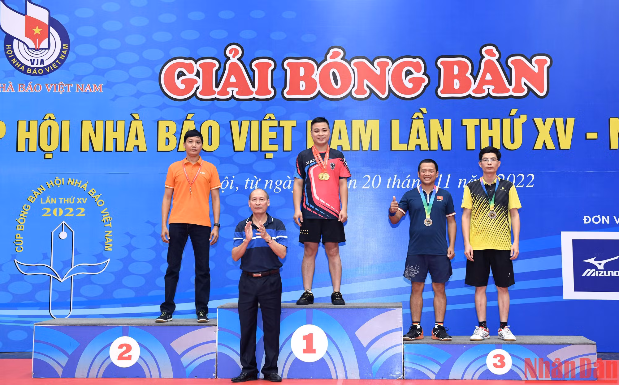 Trao giải nội dung Đơn nam dưới 45 tuổi cho các vận động viên. Trao giải nội dung Đơn nam dưới 45 tuổi cho các vận động viên.