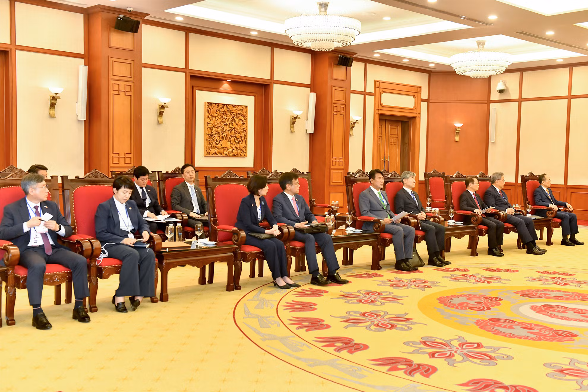 Đoàn đại biểu tháp tùng Tổng thống Đại Hàn Dân Quốc Yoon Suk Yeol tại buổi tiếp. Đoàn đại biểu tháp tùng Tổng thống Đại Hàn Dân Quốc Yoon Suk Yeol tại buổi tiếp.