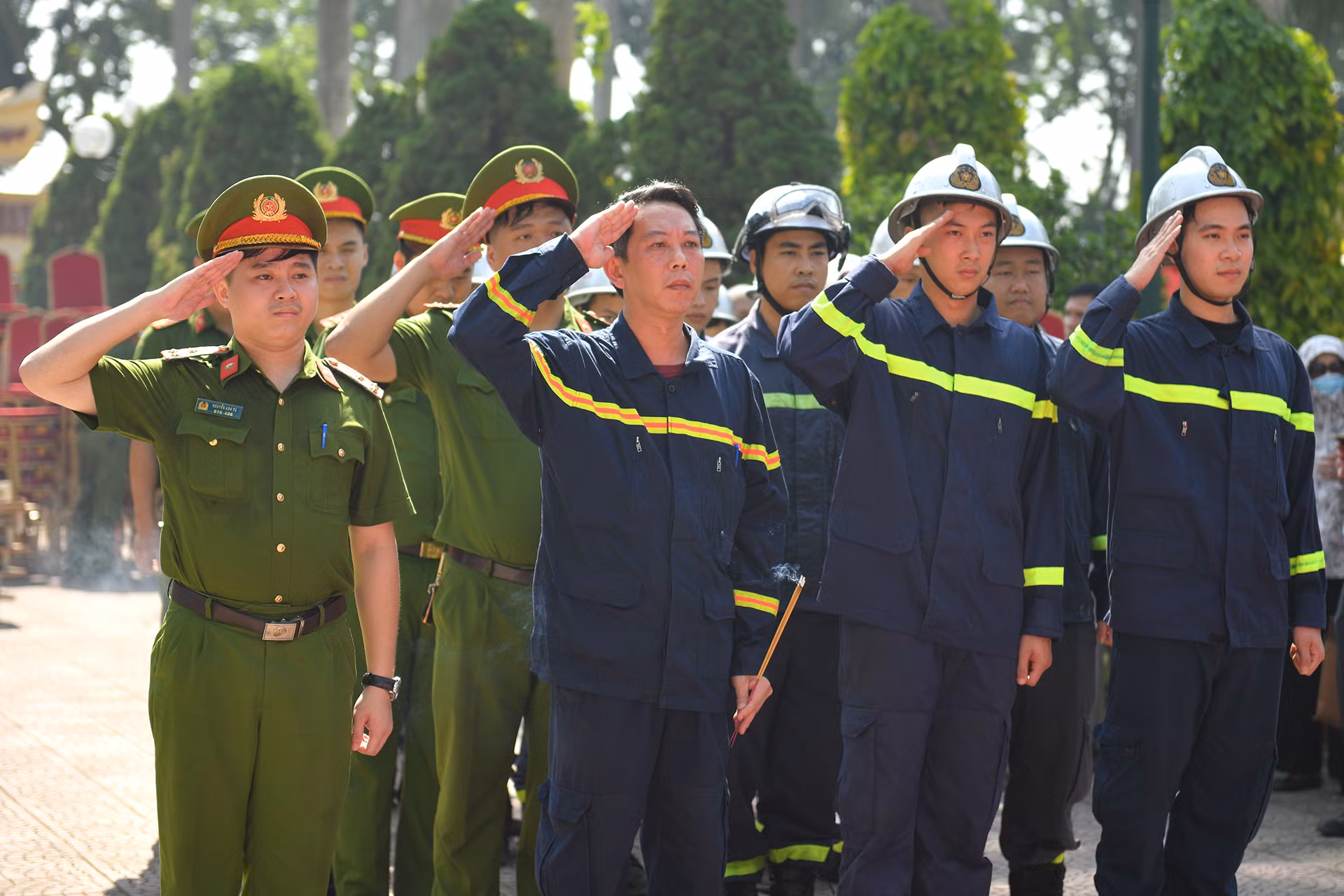 Trung tá Khúc Nguyên Khánh làm Trưởng đoàn đã đến dâng hương, dâng hoa tưởng niệm các Anh hùng, liệt sĩ tại nghĩa trang Tây Tựu.