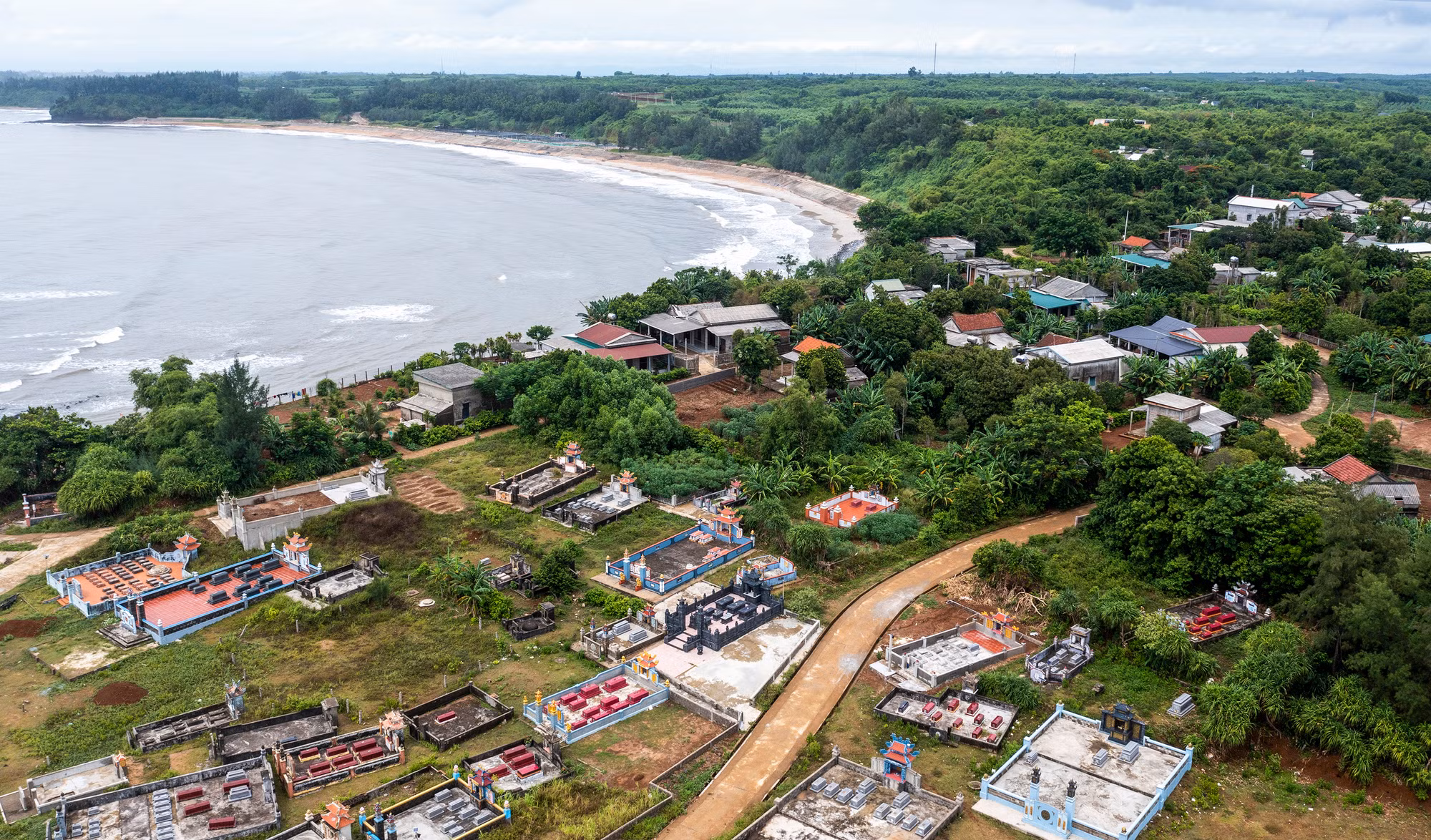Nằm trên địa phận thôn Vịnh Mốc, xã Kim Thạch, huyện Vĩnh Linh, địa đạo đã được quân và dân huyện Vĩnh Linh xây dựng vào những năm 1965-1967 trên một quả đồi đất đỏ bazan nhìn ra biển. Toàn bộ khu vực xây dựng có diện tích khoảng 7ha.