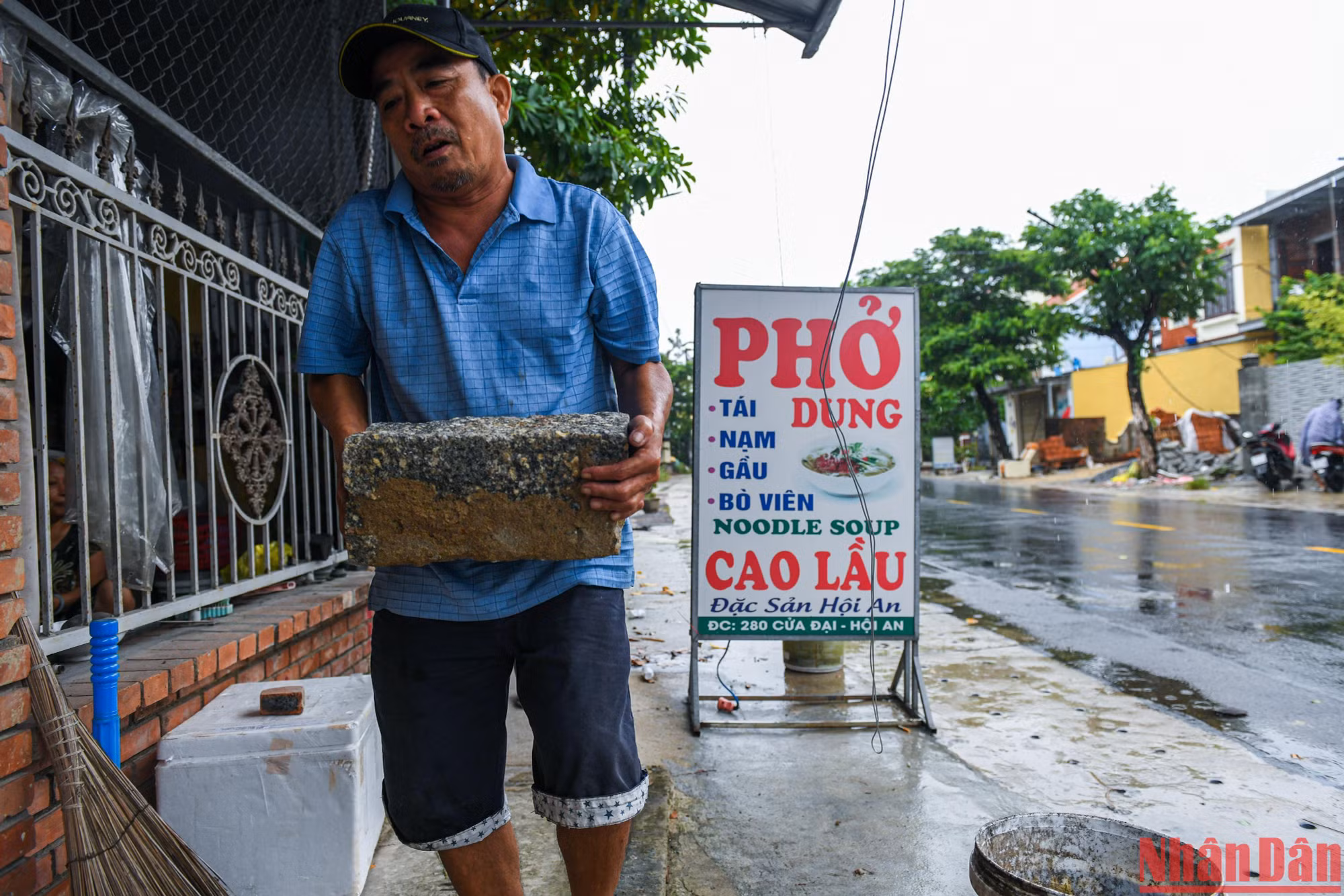 Anh H chủ hàng phở ven biển Cửa Đại nói: Tôi phải dùng đủ mọi cách để gia cố phần mái nhà, ở dưới tôi dùng đá cho vào thùng nước cột trụ 4 bên mái nhà.