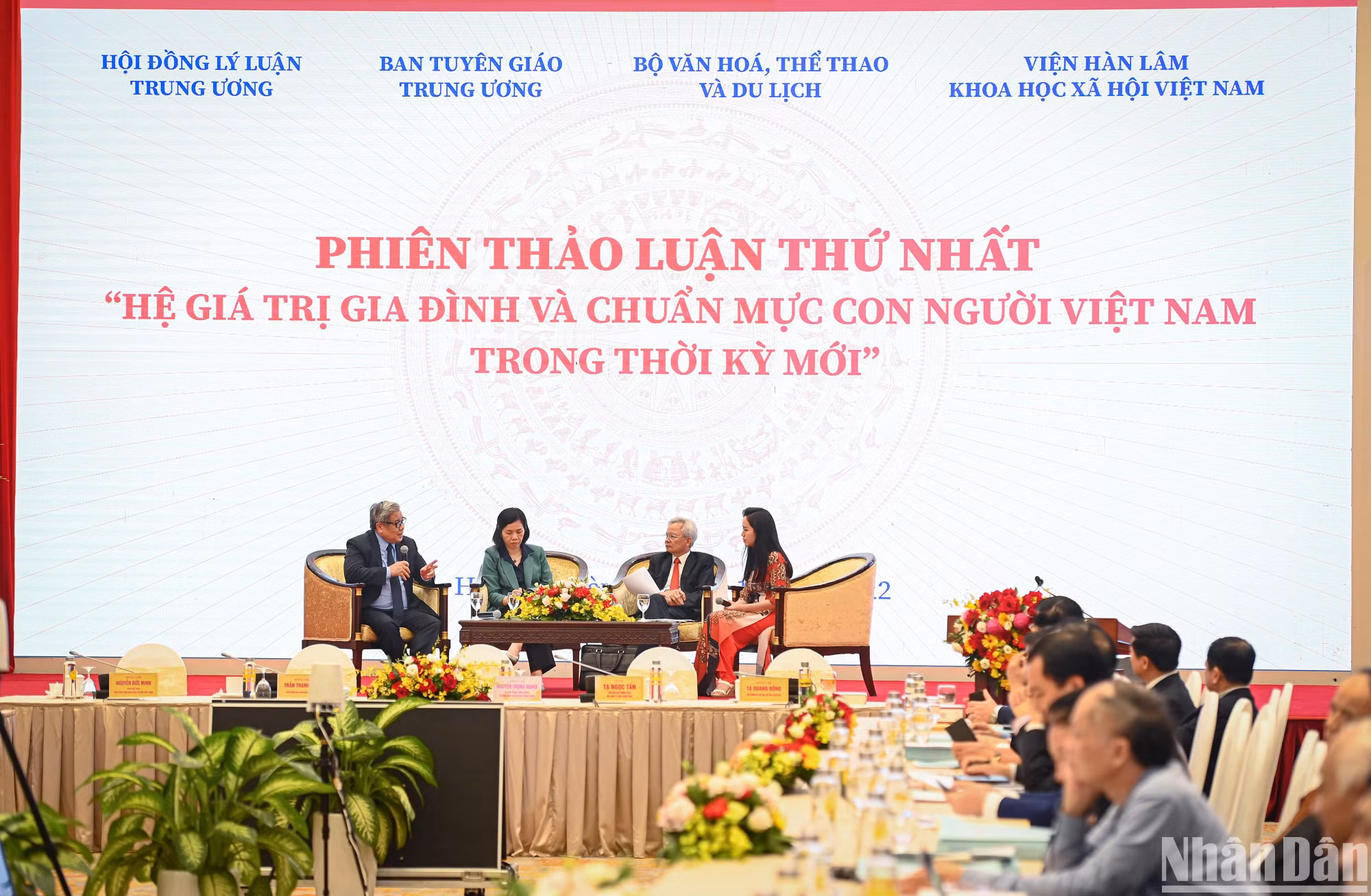 Tọa đàm bàn tròn khép lại Phiên thảo luận thứ nhất, chiều cùng ngày sẽ diễn ra phiên thảo luận thứ hai với chủ đề "Hệ giá trị quốc gia và hệ giá trị văn hoá". (Ảnh: THÀNH ĐẠT) Tọa đàm bàn tròn khép lại Phiên thảo luận thứ nhất, chiều cùng ngày sẽ diễn ra phiên thảo luận thứ hai với chủ đề "Hệ giá trị quốc gia và hệ giá trị văn hoá". (Ảnh: THÀNH ĐẠT)