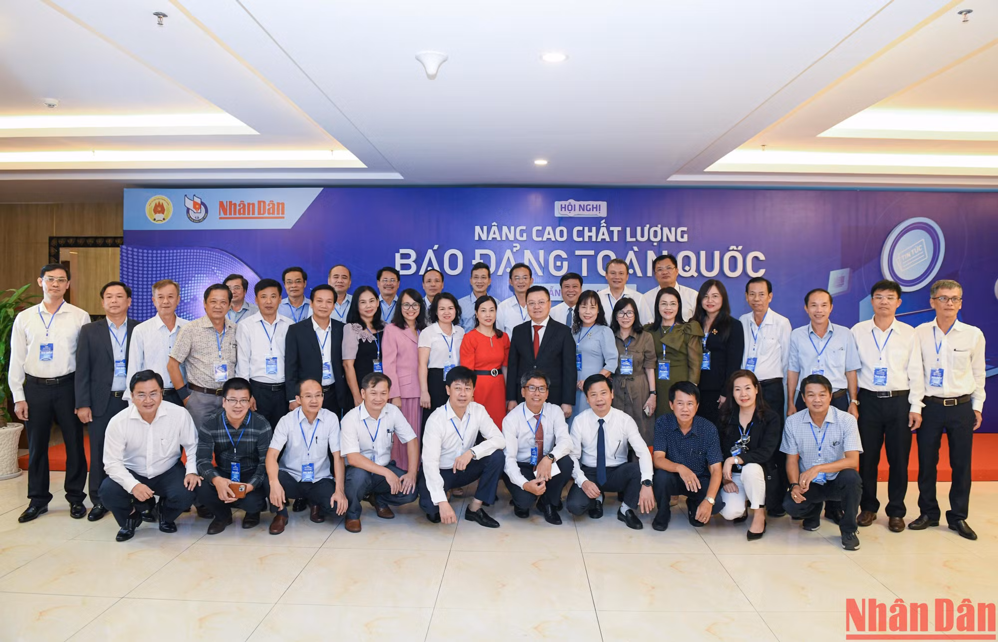 Tổng Biên tập Báo Nhân Dân Lê Quốc Minh chụp ảnh cùng các Tổng biên tập các báo Đảng và địa phương.