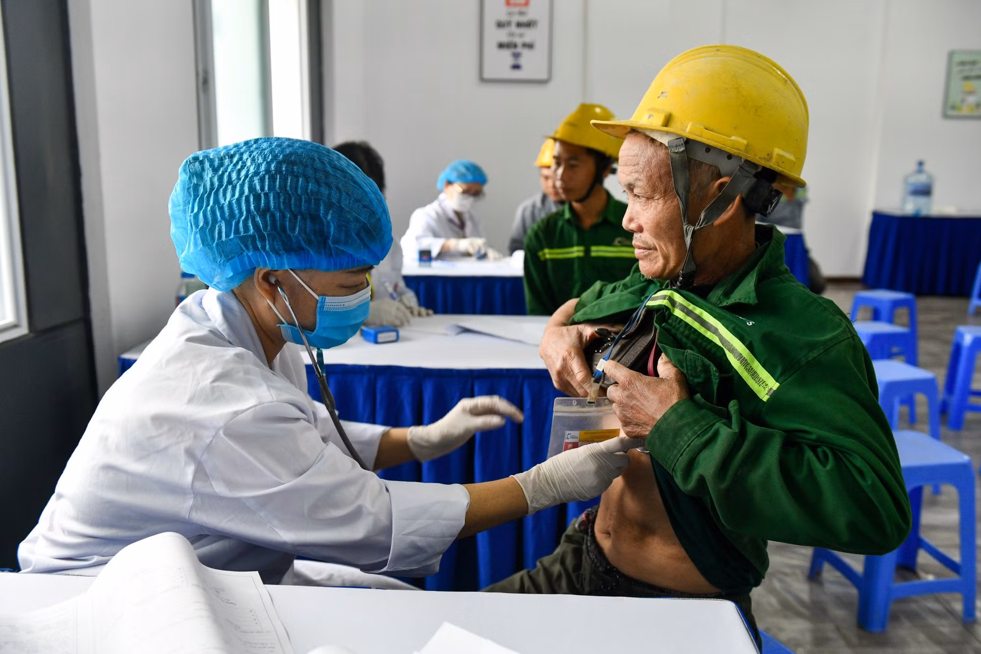 Các công nhân sẽ được các y bác sĩ khám tổng quát tại khu vực được bố trí sẵn từ trước.