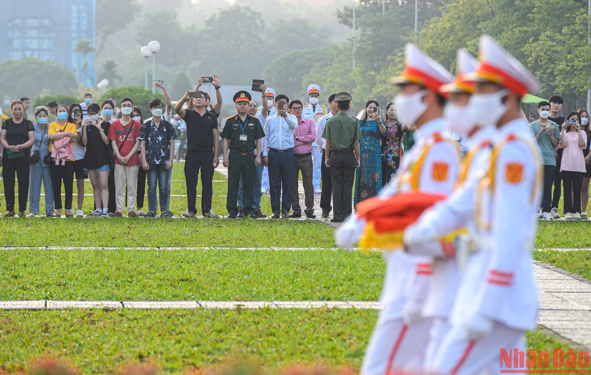 Nghi lễ thiêng liêng này đã trở thành khoảnh khắc xúc động mà nhiều người dân Thủ đô và du khách thường đón đợi để được chứng kiến không chỉ một mà nhiều lần. Đặc biệt là vào những ngày lễ lớn của đất nước như Quốc khánh 2/9 hay ngày sinh nhật Bác 19/5... hình ảnh thường thấy là nhiều người dân quần áo chỉnh tề tập trung ở Quảng trường Ba Đình lịch sử để được xem nghi lễ Thượng cờ trang nghiêm gợi lên bao cảm xúc đặc biệt của trong những ngày lễ trọng đại cũng là ngày hội lớn của đất nước Nghi lễ thiêng liêng này đã trở thành khoảnh khắc xúc động mà nhiều người dân Thủ đô và du khách thường đón đợi để được chứng kiến không chỉ một mà nhiều lần. Đặc biệt là vào những ngày lễ lớn của đất nước như Quốc khánh 2/9 hay ngày sinh nhật Bác 19/5... hình ảnh thường thấy là nhiều người dân quần áo chỉnh tề tập trung ở Quảng trường Ba Đình lịch sử để được xem nghi lễ Thượng cờ trang nghiêm gợi lên bao cảm xúc đặc biệt của trong những ngày lễ trọng đại cũng là ngày hội lớn của đất nước