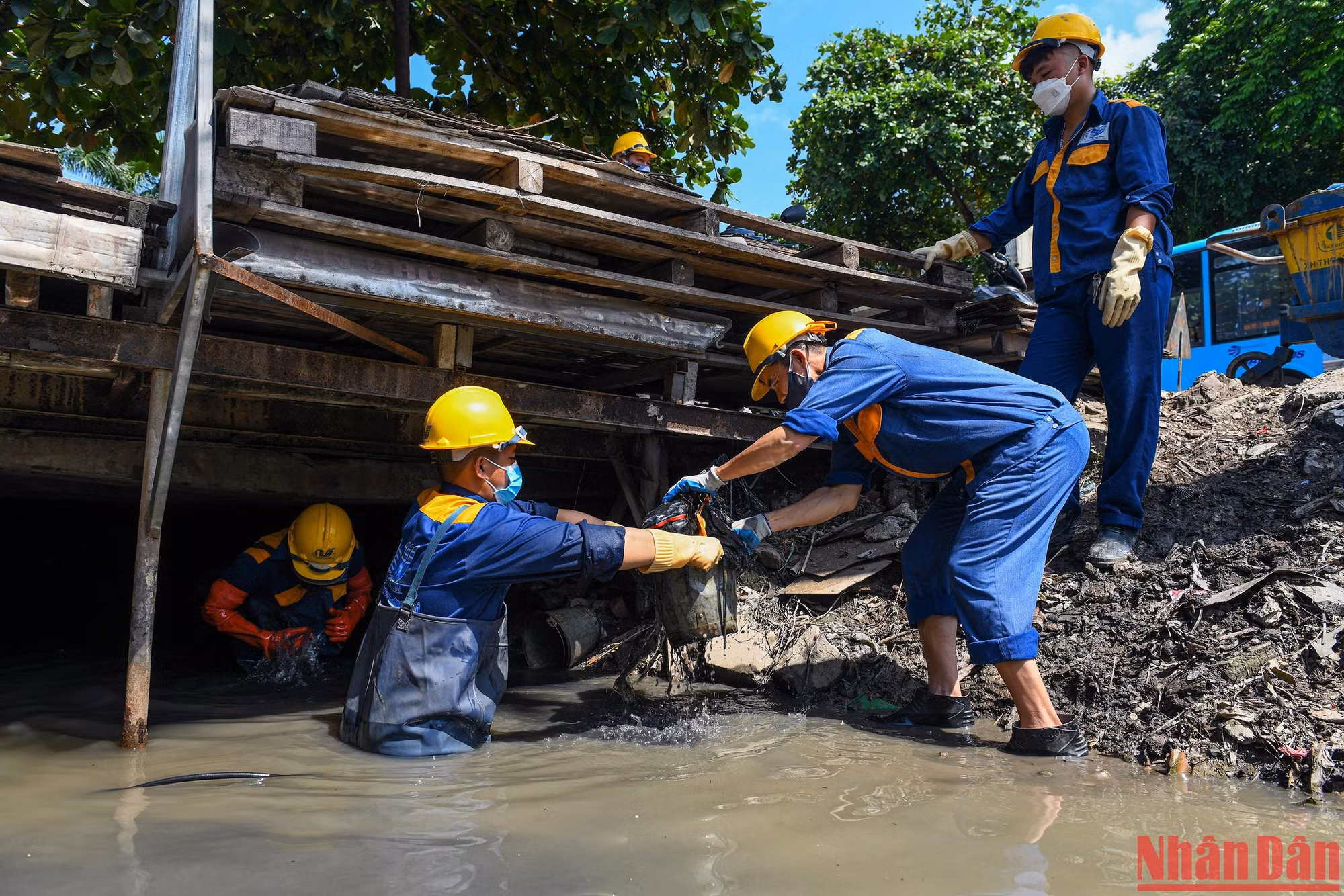 Một ngày làm việc của các công nhân cống ngầm sẽ bắt đầu từ khoảng 7 giờ sáng. Sau khi mặc đồ bảo hộ, một "thợ cống" nhận trách nhiệm xuống dưới để khơi thông dòng chảy. Một ngày làm việc của các công nhân cống ngầm sẽ bắt đầu từ khoảng 7 giờ sáng. Sau khi mặc đồ bảo hộ, một "thợ cống" nhận trách nhiệm xuống dưới để khơi thông dòng chảy.