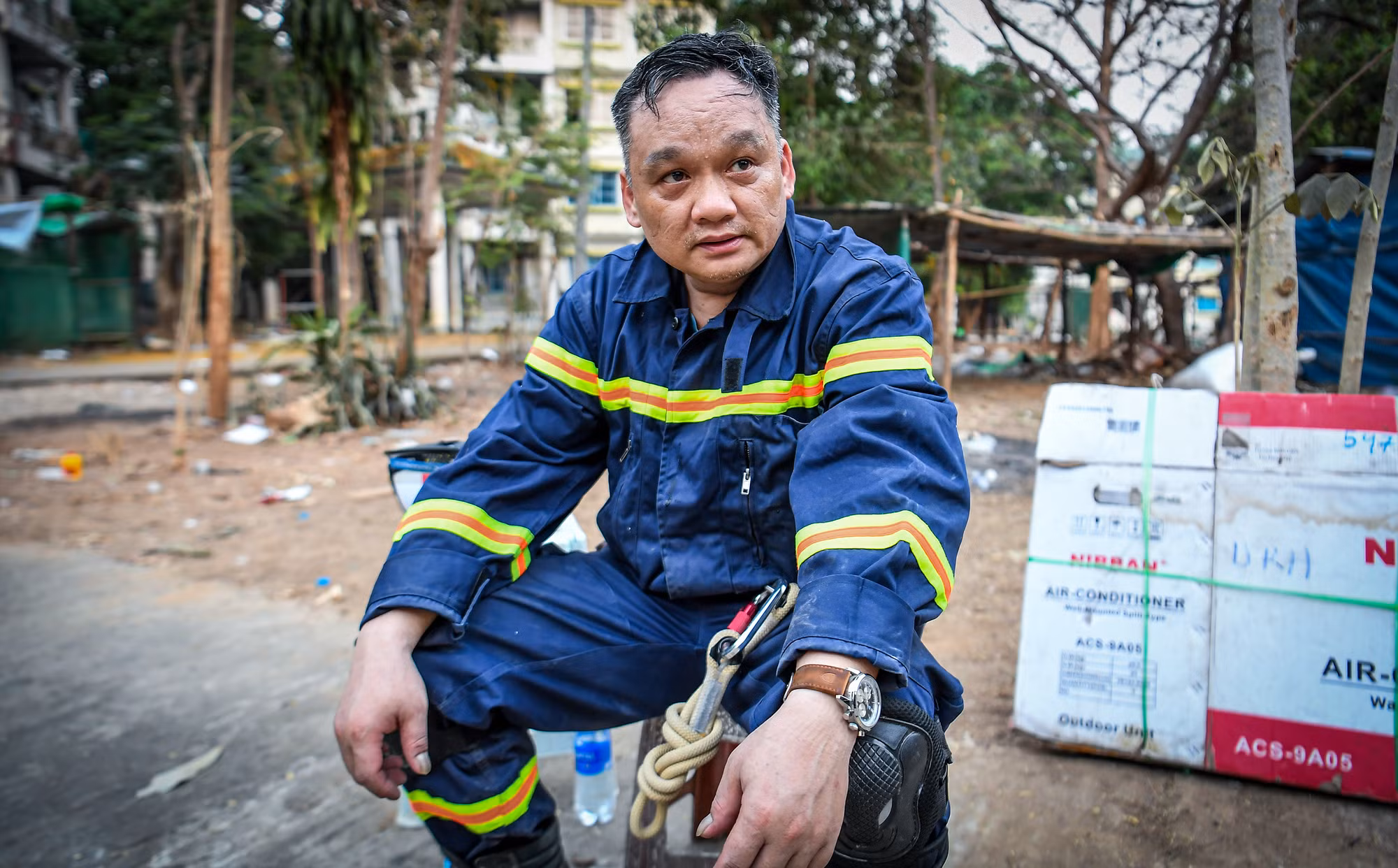Trung tá Nguyễn Đình Dương, Đội trưởng Đội công tác chữa cháy, phòng Cảnh sát chữa cháy, Công an thành phố Hà Nội bên hiện trường vụ giải cứu "khó chưa từng có tại Myanmar". Trung tá Nguyễn Đình Dương, Đội trưởng Đội công tác chữa cháy, phòng Cảnh sát chữa cháy, Công an thành phố Hà Nội bên hiện trường vụ giải cứu "khó chưa từng có tại Myanmar".