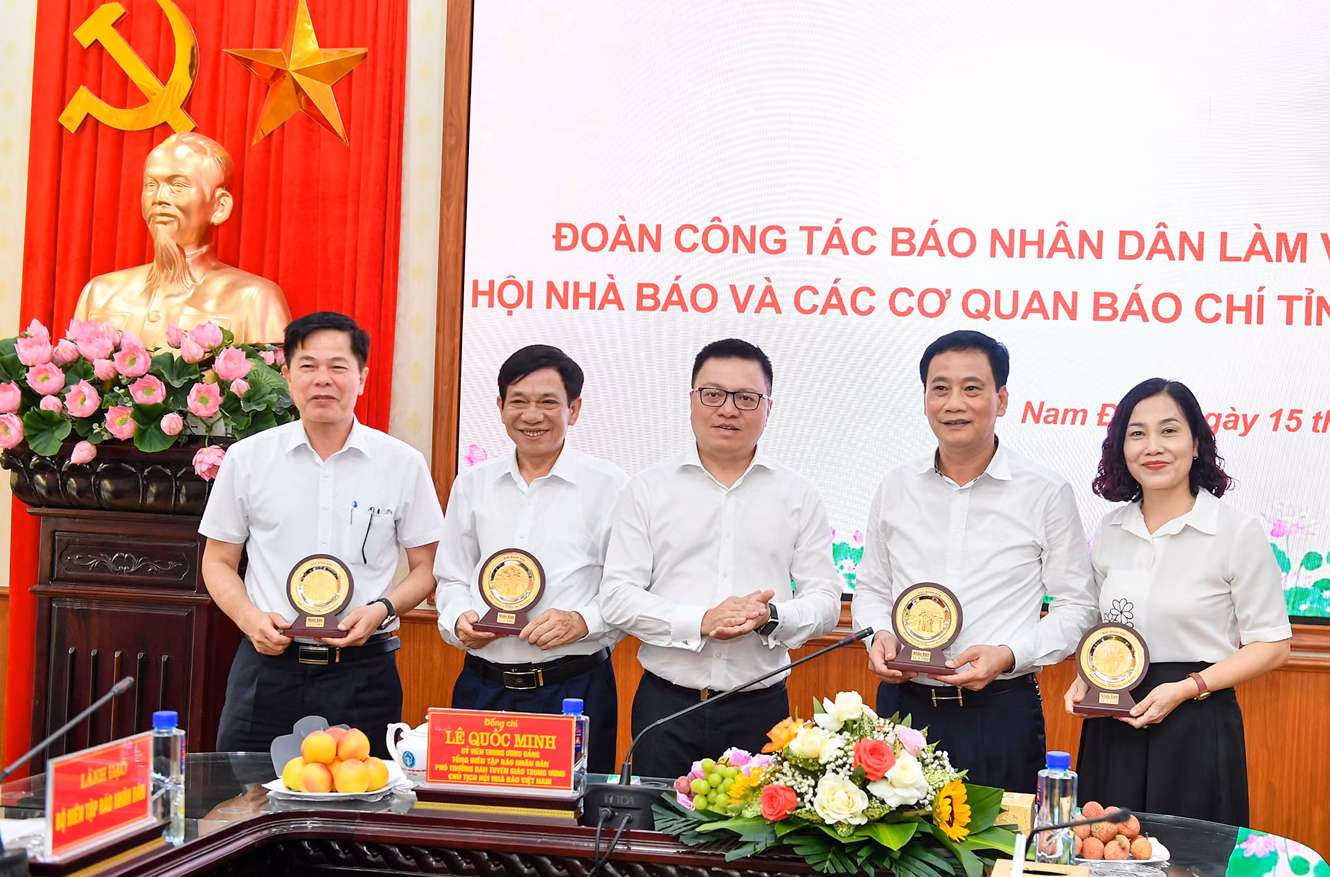 Đồng chí Lê Quốc Minh, Tổng Biên tập Báo Nhân Dân tặng quà lưu niệm cho lãnh đạo Hội Nhà báo tỉnh, Báo Nam Định, Đài Phát thanh - Truyền hình tỉnh và Sở Thông tin và Truyền thông.