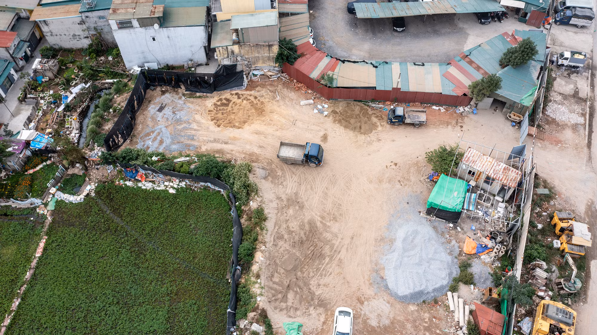 Những người dân sinh sống gần bãi tập kết vật liệu này cho biết, vào những hôm trời gió lớn thường cuốn theo cát bụi bay mù mịt cả một vùng trời, len lỏi vào khu dân cư khiến đồ dùng, vật dụng trong nhà bị phủ bụi dày đặc. Những người dân sinh sống gần bãi tập kết vật liệu này cho biết, vào những hôm trời gió lớn thường cuốn theo cát bụi bay mù mịt cả một vùng trời, len lỏi vào khu dân cư khiến đồ dùng, vật dụng trong nhà bị phủ bụi dày đặc.