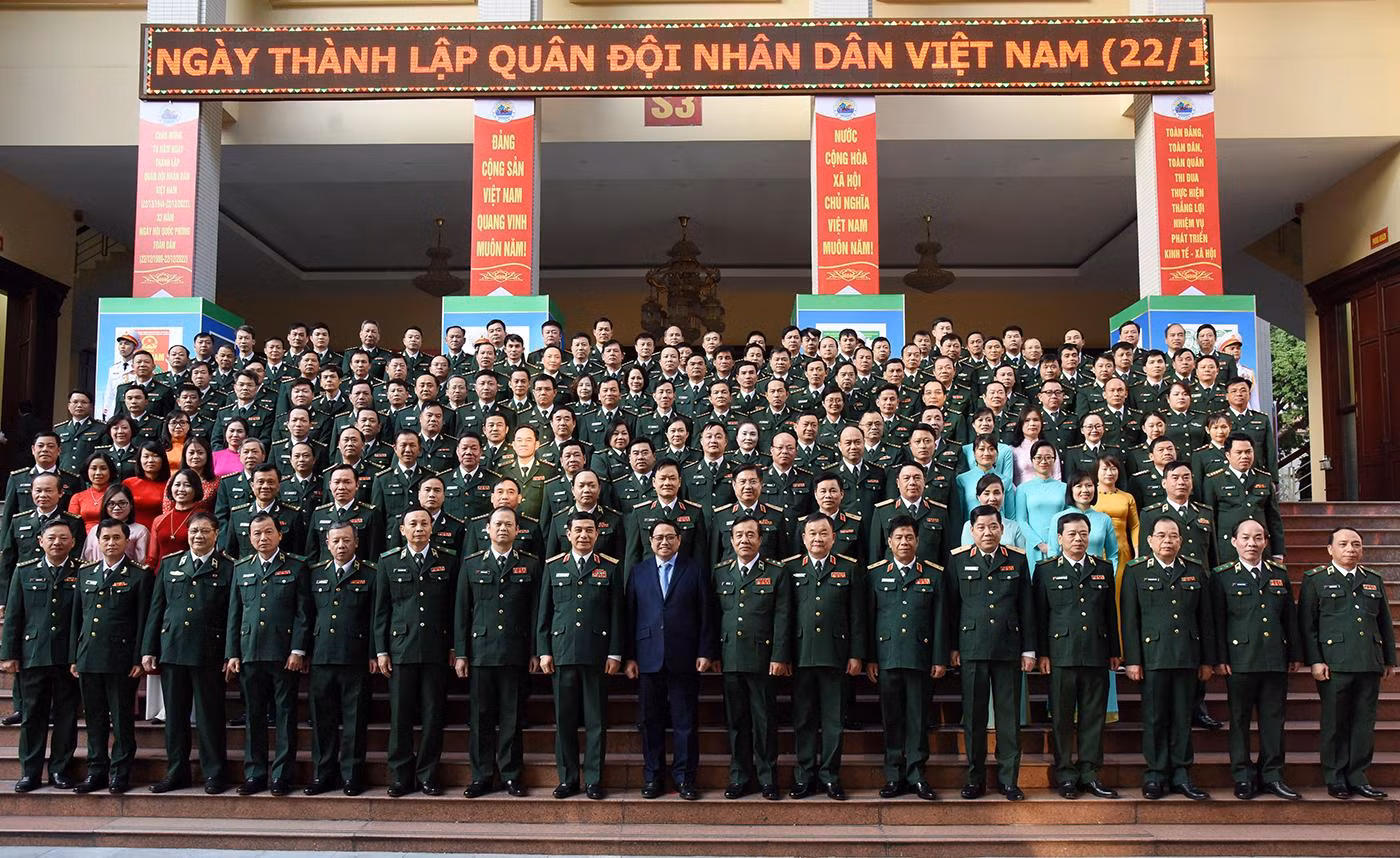 Thủ tướng chụp ảnh lưu niệm khi thăm Bộ Tư lệnh Bộ đội Biên phòng.