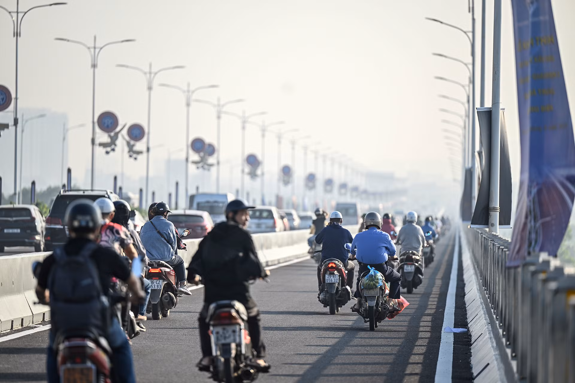 [Ảnh] Giao thông cầu Vĩnh Tuy 2 "dễ thở" sau ngày khánh thành ảnh 3