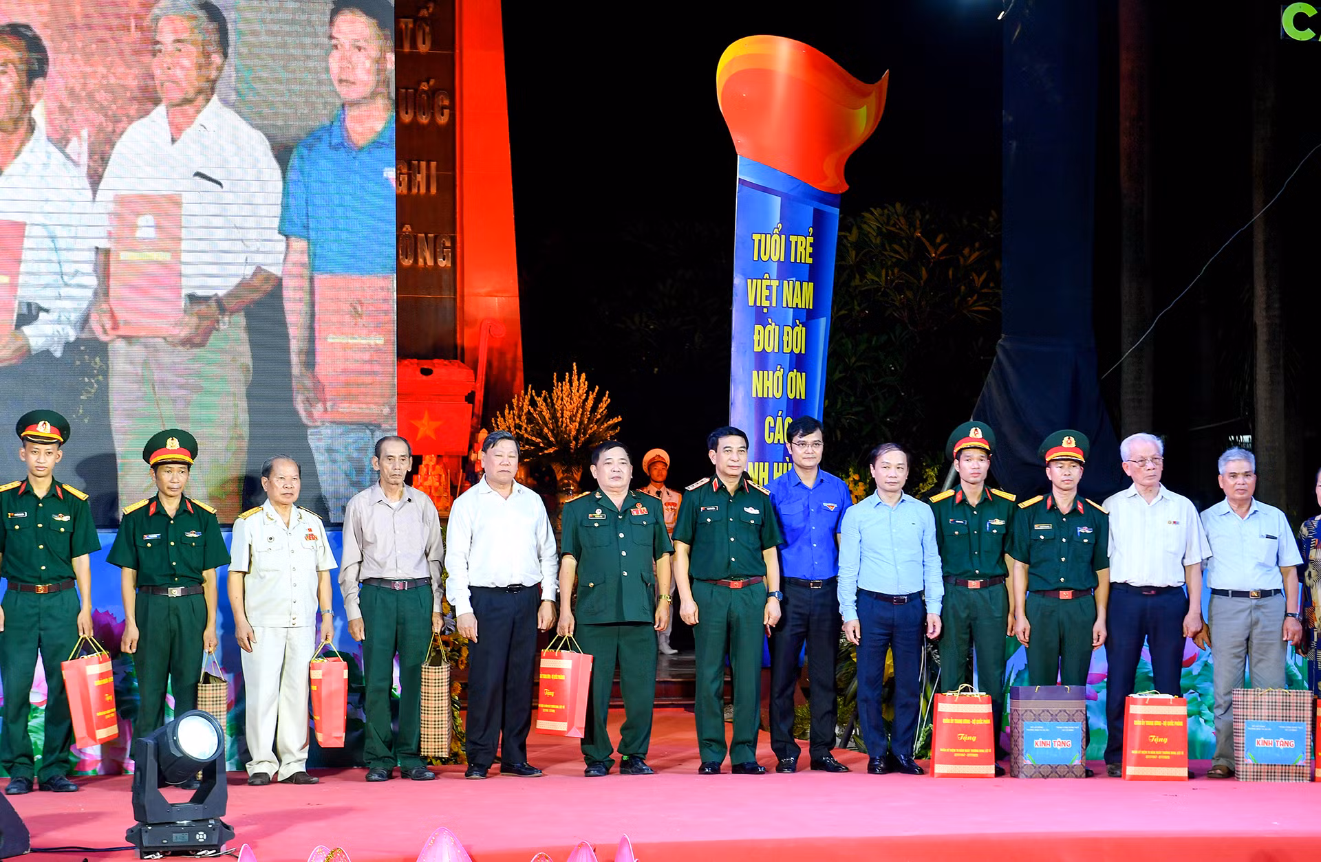 Đại tướng Phan Văn Giang trao quà tặng các thương binh, bệnh binh, các gia đình có công.