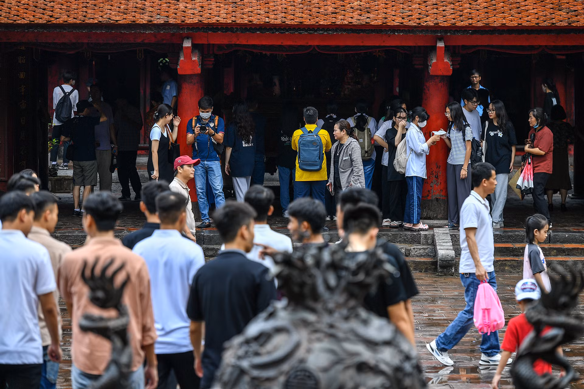 [Ảnh] Sĩ tử đến Văn Miếu cầu may trước kỳ thi tốt nghiệp THPT ảnh 5