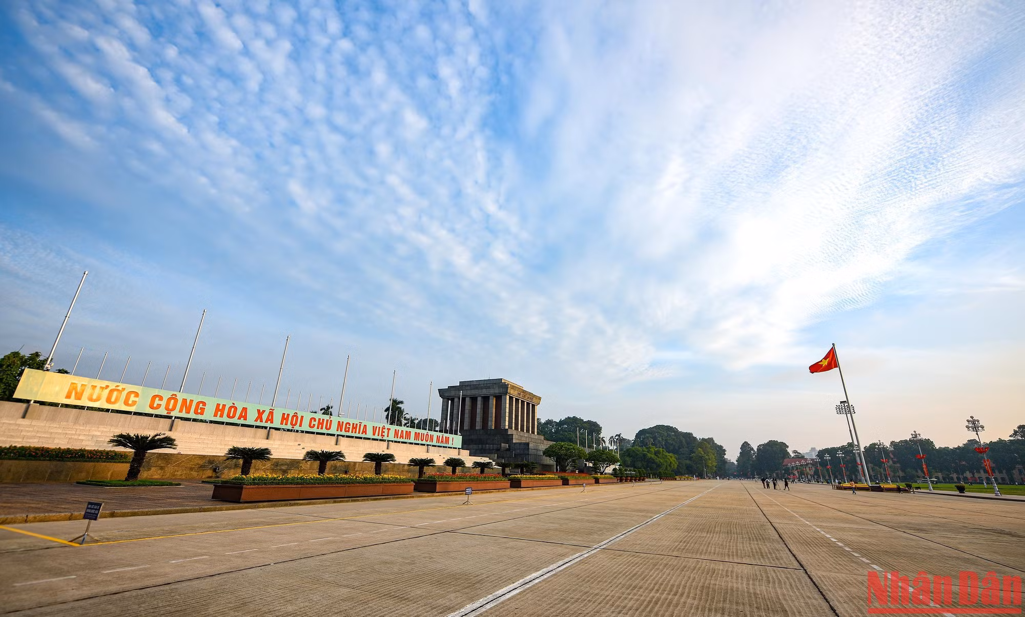 Lá cờ đỏ sao vàng tung bay trên Quảng trường Ba Đình lịch sử nhắc nhở mỗi chúng ta nhớ về thế hệ cha anh, những người đã ngã xuống để Tổ quốc có được nền độc lập, hòa bình hôm nay. Lá cờ đỏ sao vàng tung bay trên Quảng trường Ba Đình lịch sử nhắc nhở mỗi chúng ta nhớ về thế hệ cha anh, những người đã ngã xuống để Tổ quốc có được nền độc lập, hòa bình hôm nay.