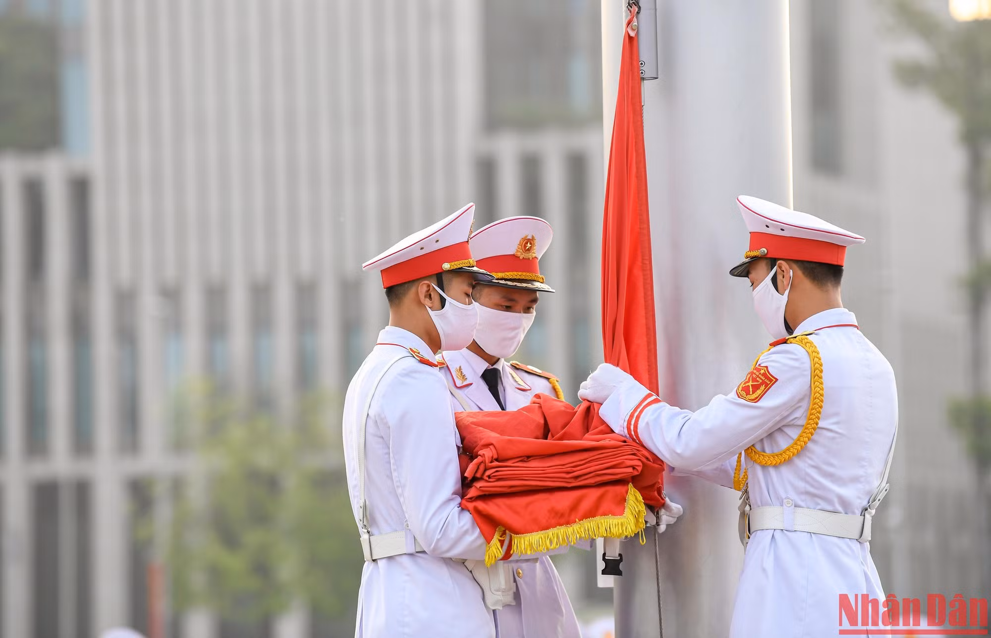 5 giờ 59 phút, chiến sĩ mang Quốc kỳ treo lên cột cờ. 5 giờ 59 phút, chiến sĩ mang Quốc kỳ treo lên cột cờ.